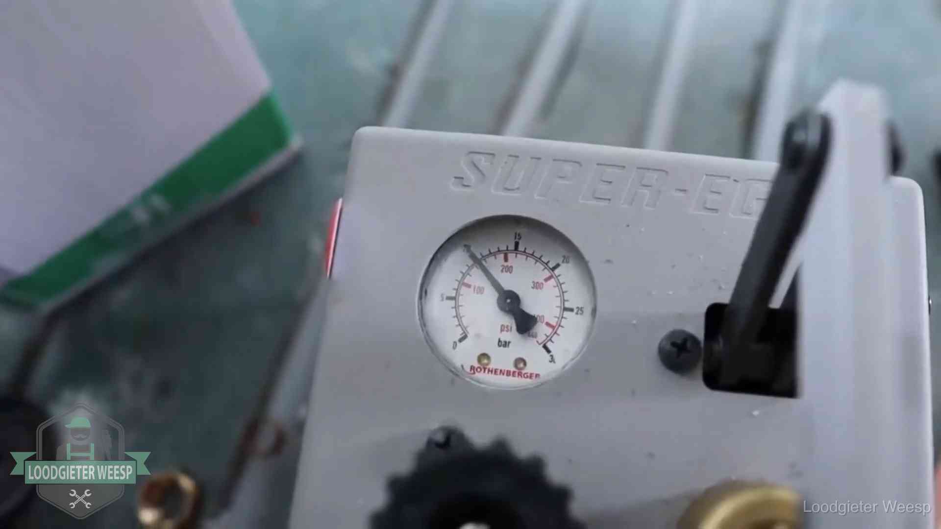 Verzekerd en aansprakelijk in Weesp Manometer van een afperspomp bij controle van nieuw leidingwerk in Weesp
