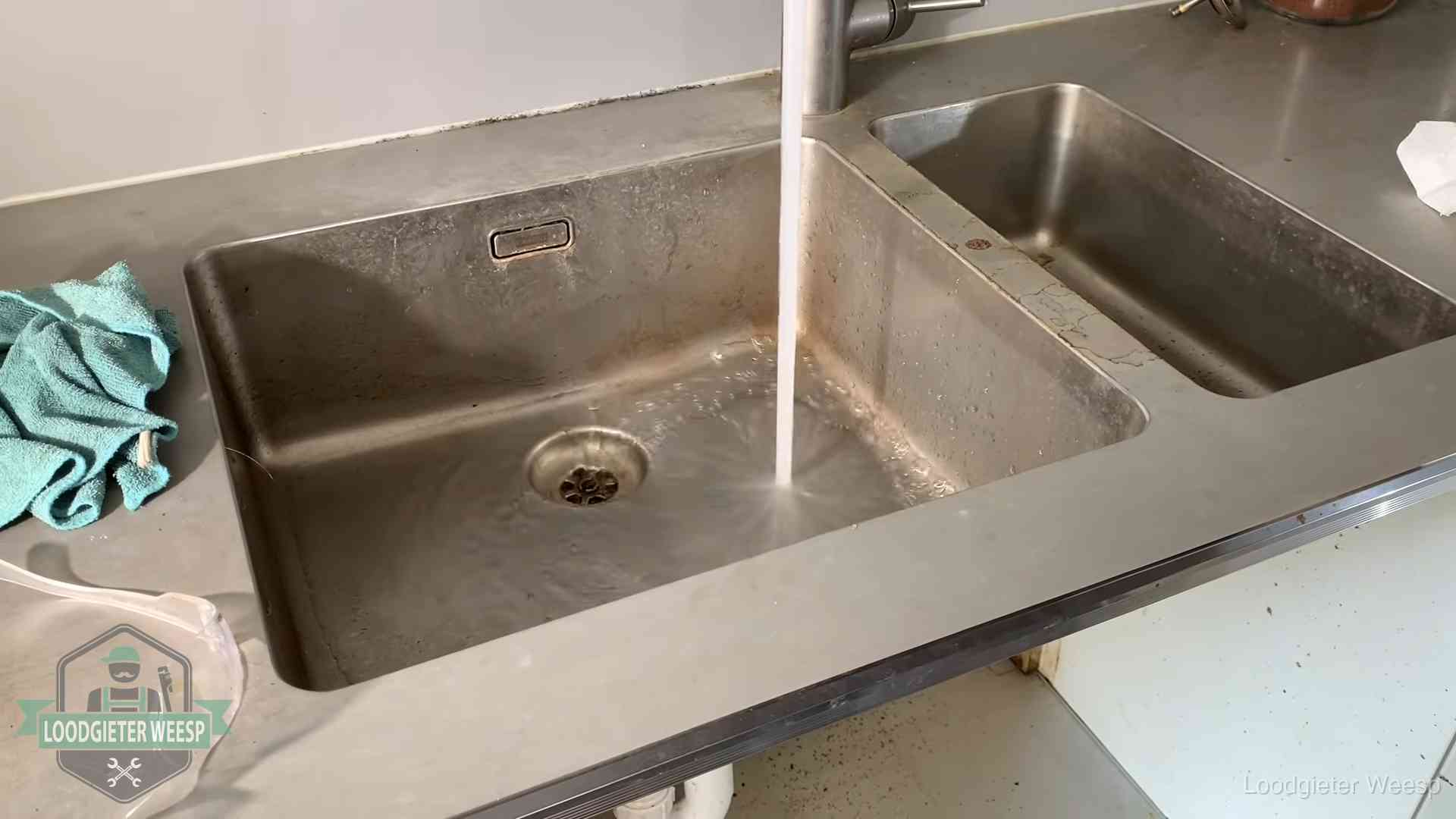 Doorstroomtest van de afvoer bij een gootsteen in Weesp