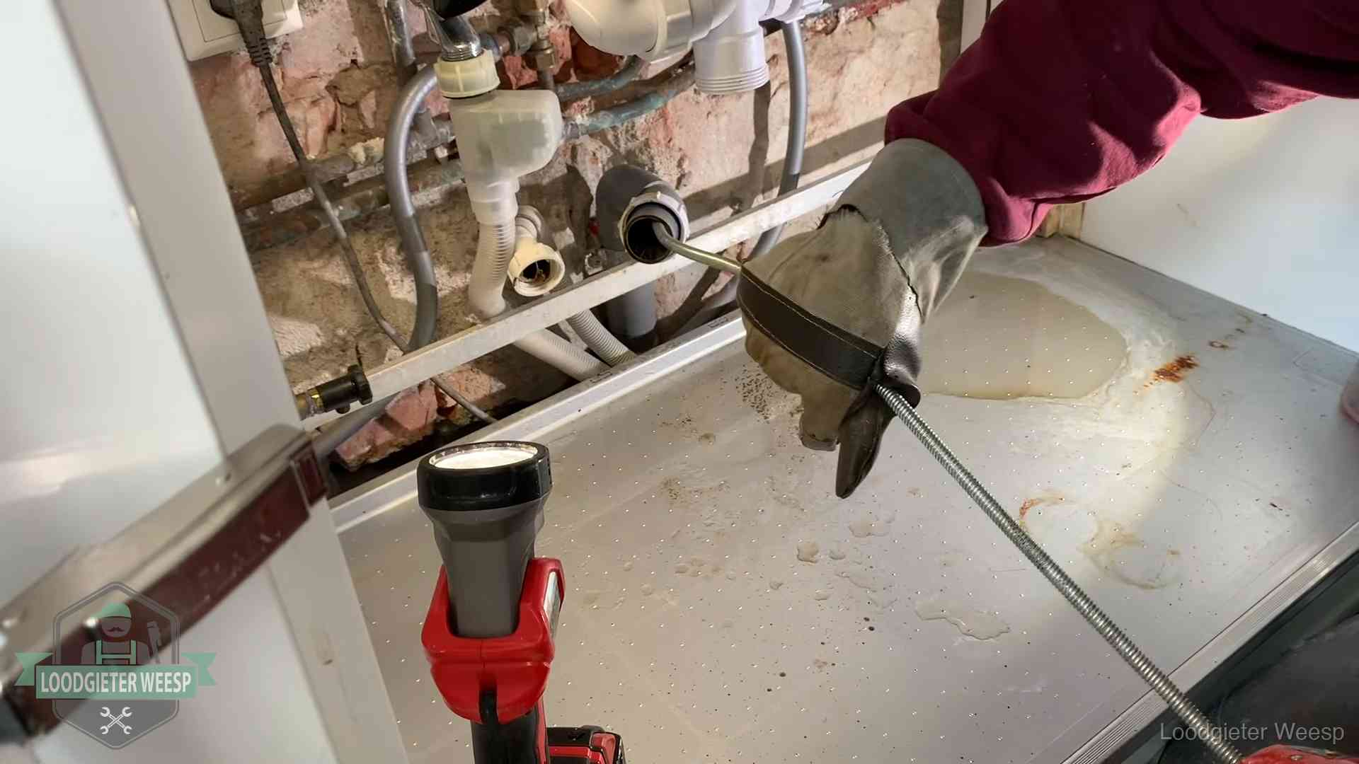 Ontstoppingsveer wordt preventief door een afvoeraansluiting gehaald in Weesp