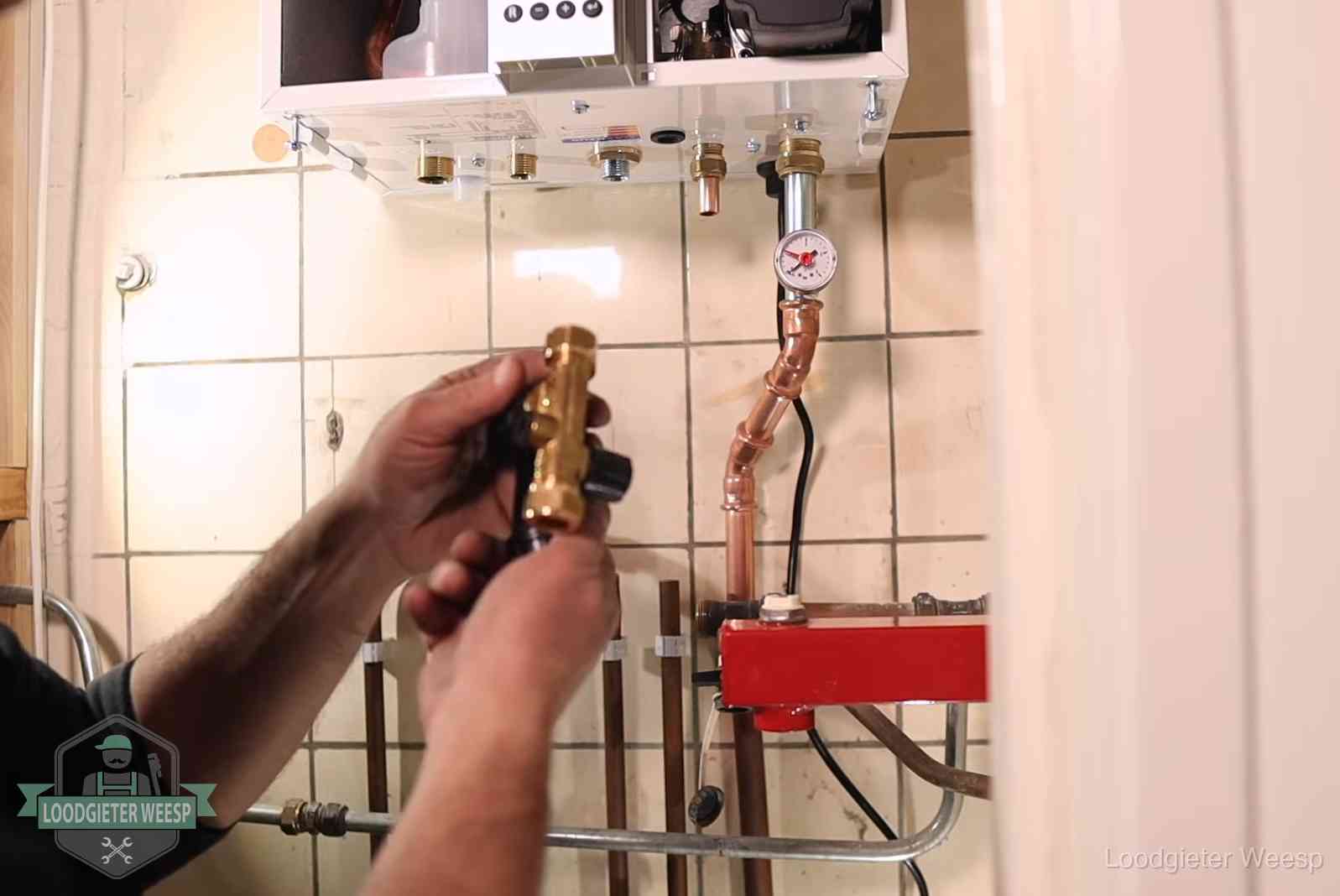 Zelf cv-druk bijvullen in Weesp Vulkraan en manometer onder een cv-ketel voor het bijvullen van de waterdruk in Weesp