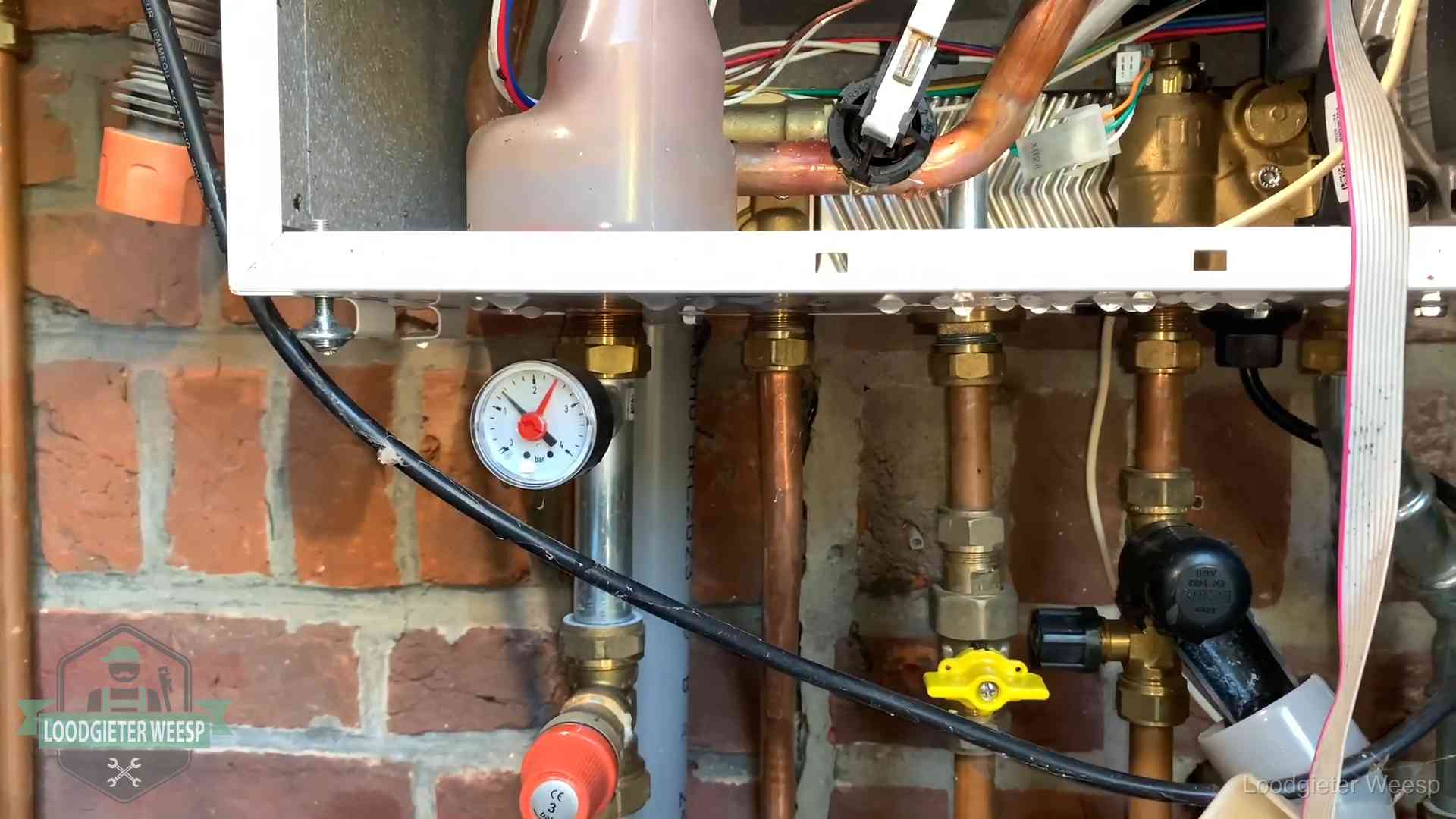 Cv-ketel verliest druk in Weesp Manometer en aansluitleidingen onder een cv-ketel in Weesp bij controle op drukverlies