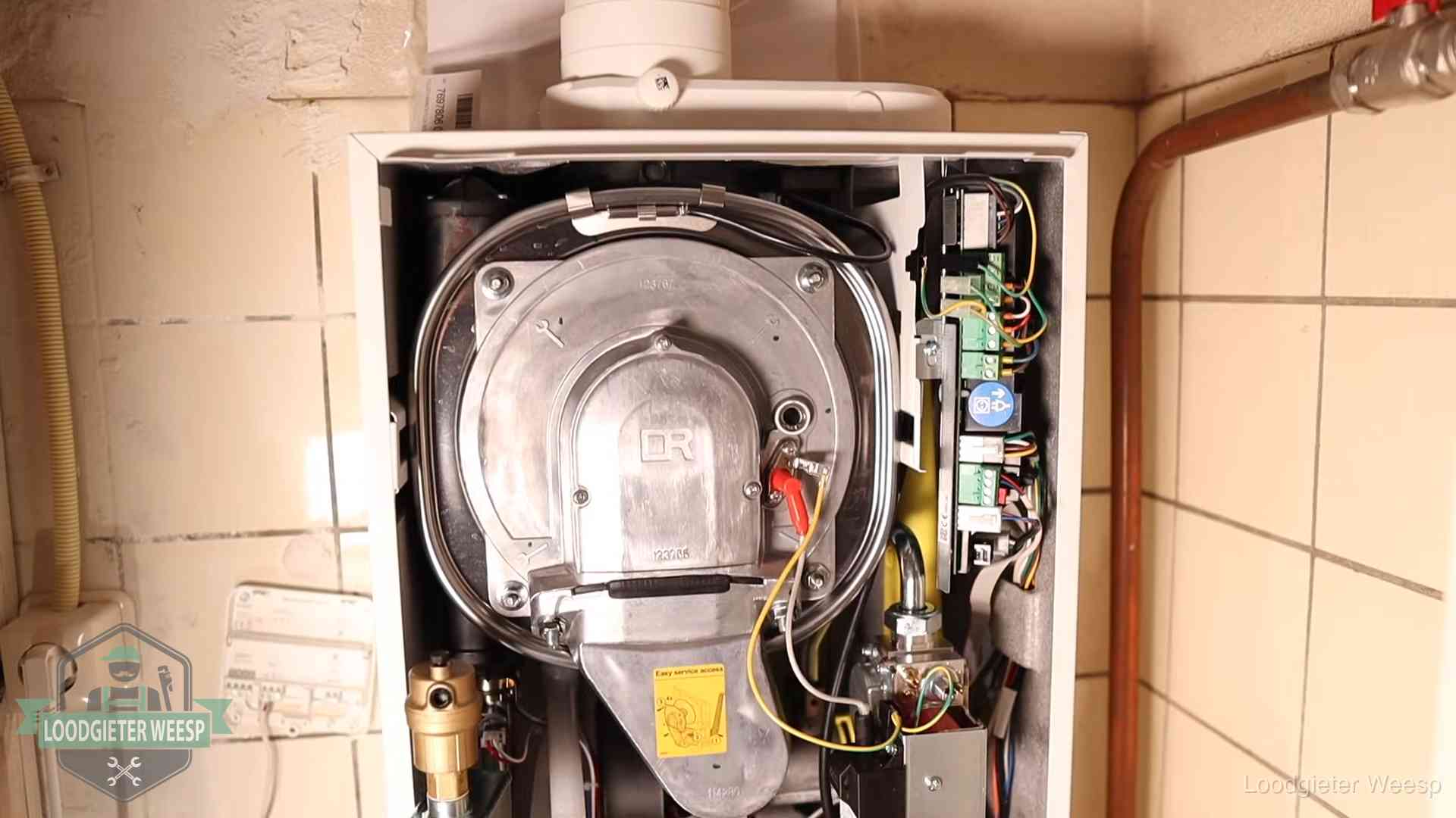 Hoe vaak cv-onderhoud in Weesp Geopende cv-ketel met warmtewisselaar tijdens periodiek onderhoud in Weesp