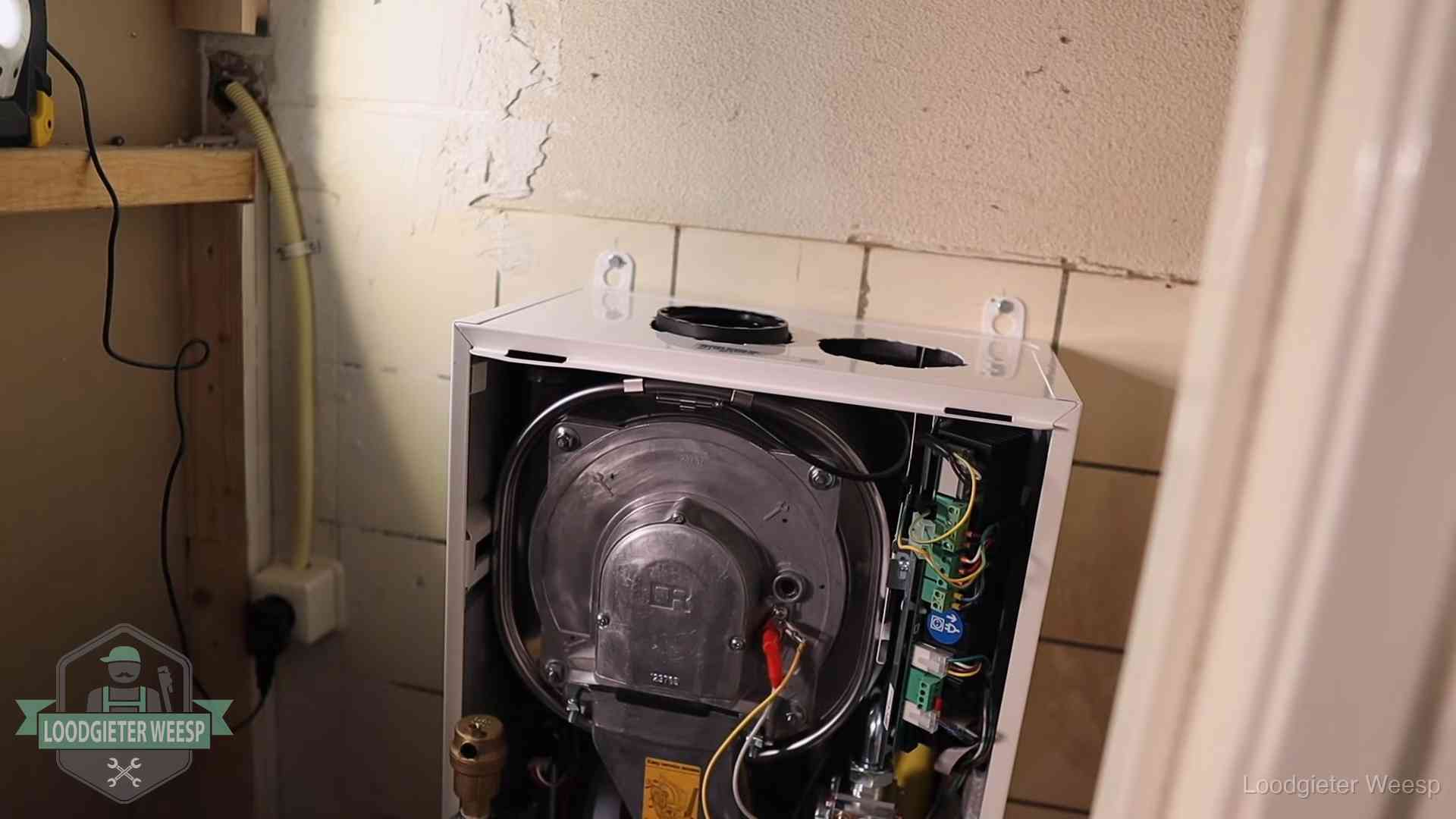 Onderhoudsbeurt cv-ketel in Weesp Geopende cv-ketel tijdens een onderhoudsbeurt in Weesp, met brander en warmtewisselaar zichtbaar