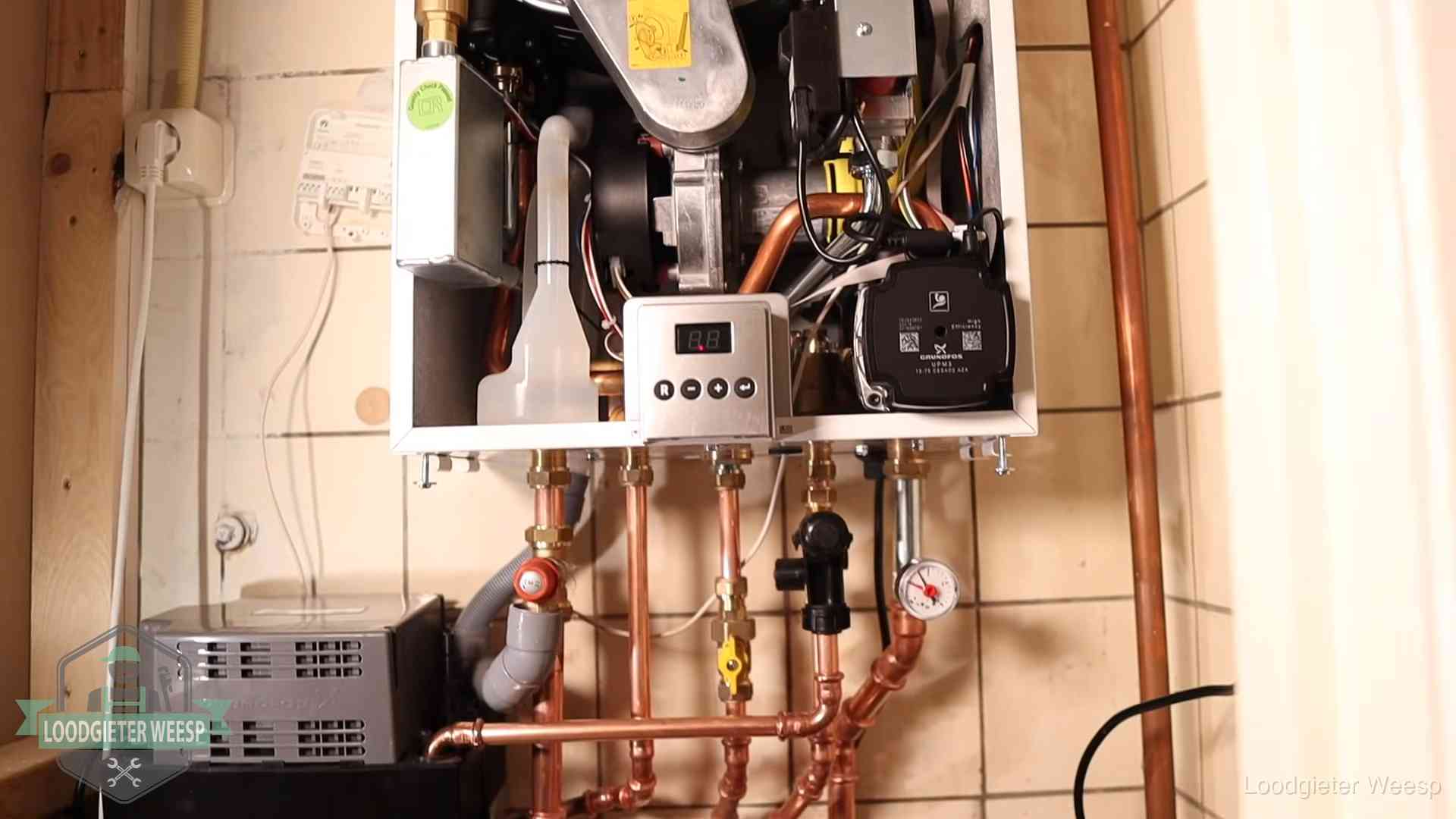 Zuiniger stoken na cv-onderhoud in Weesp Geopende cv-ketel met brander en cv-pomp tijdens een onderhoudsbeurt in Weesp