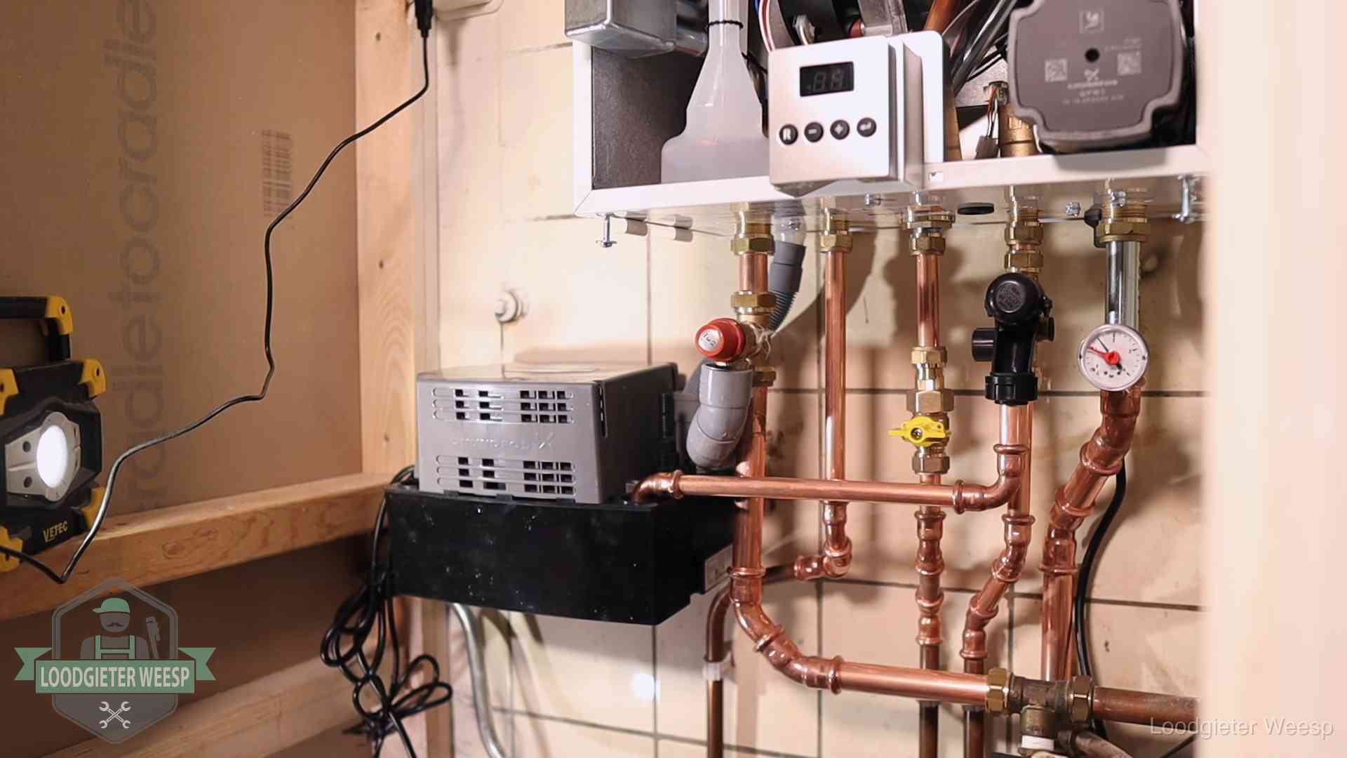 Levensduur van je cv-ketel in Weesp Nieuw koperen leidingwerk met pomp en manometer onder een vervangen cv-opstelling in Weesp