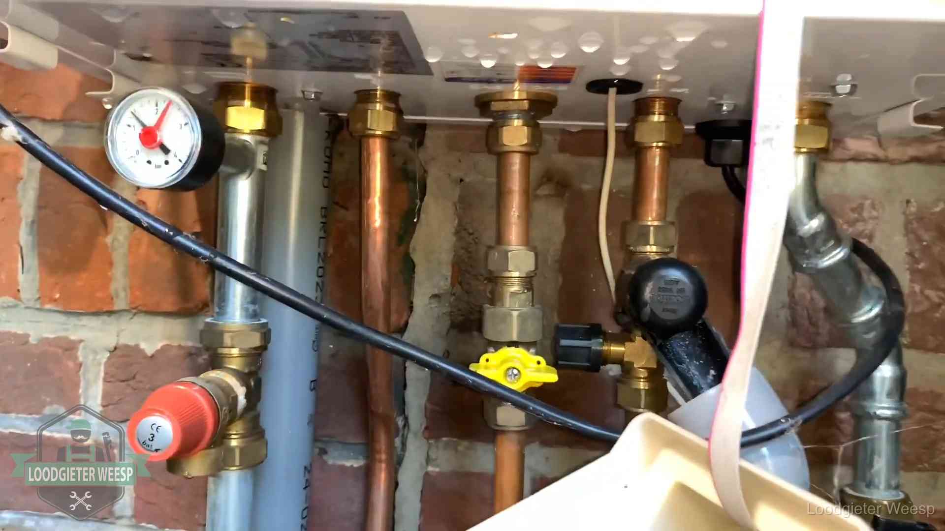 Kosten cv-ketel onderhoud in Weesp Onderaansluitingen van een cv-ketel met manometer en gaskraan in Weesp