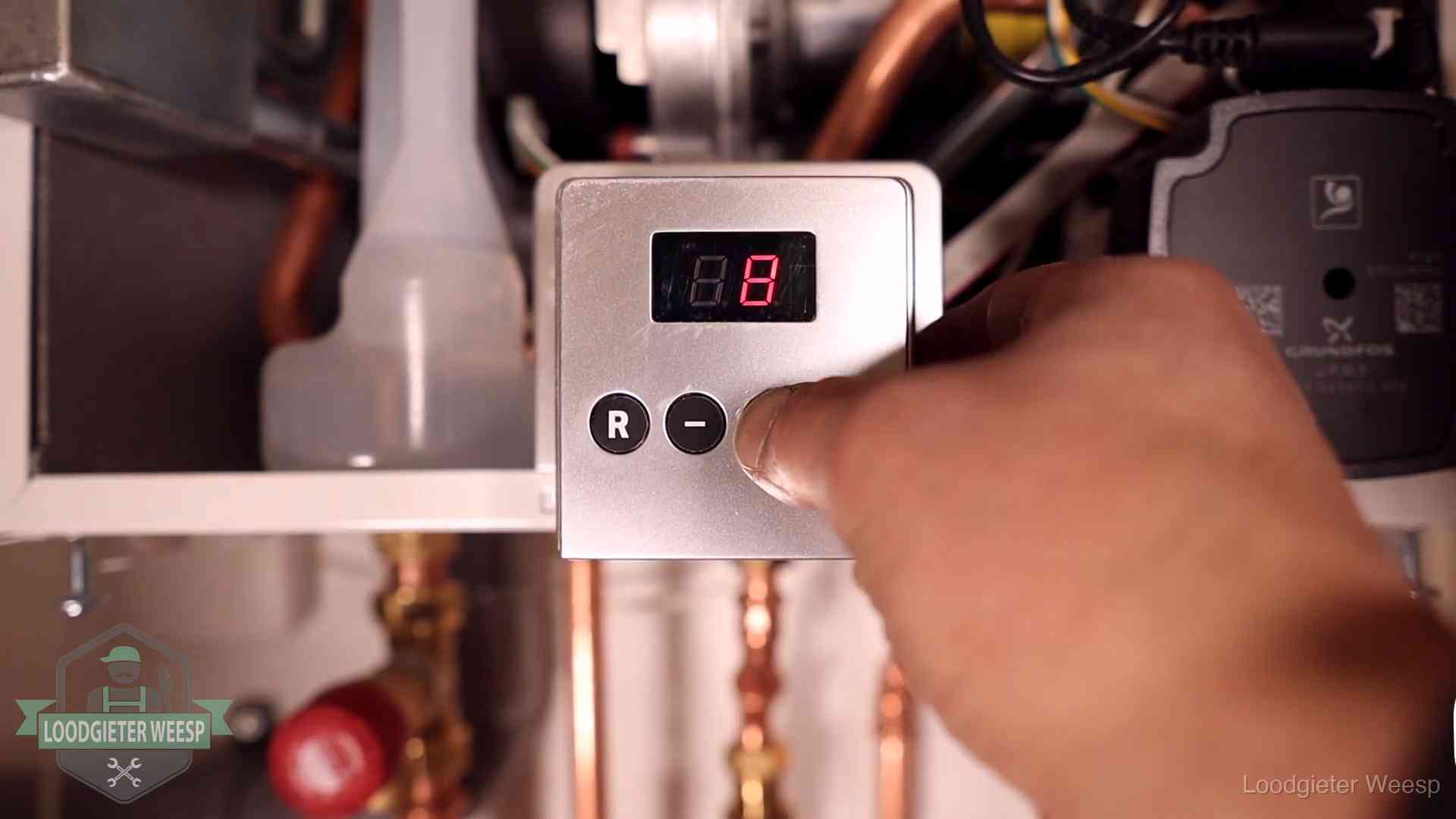 Cv-storing uitlezen in Weesp Monteur bedient het display van een cv-ketel bij een storing in Weesp