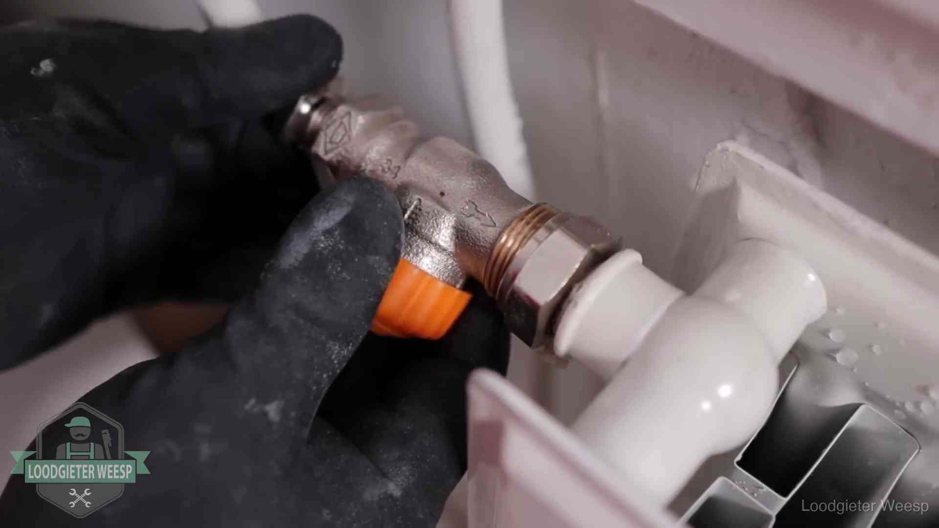 Je cv winterklaar maken in Weesp Thermostaatkraan wordt gemonteerd op een radiator in Weesp voor het stookseizoen