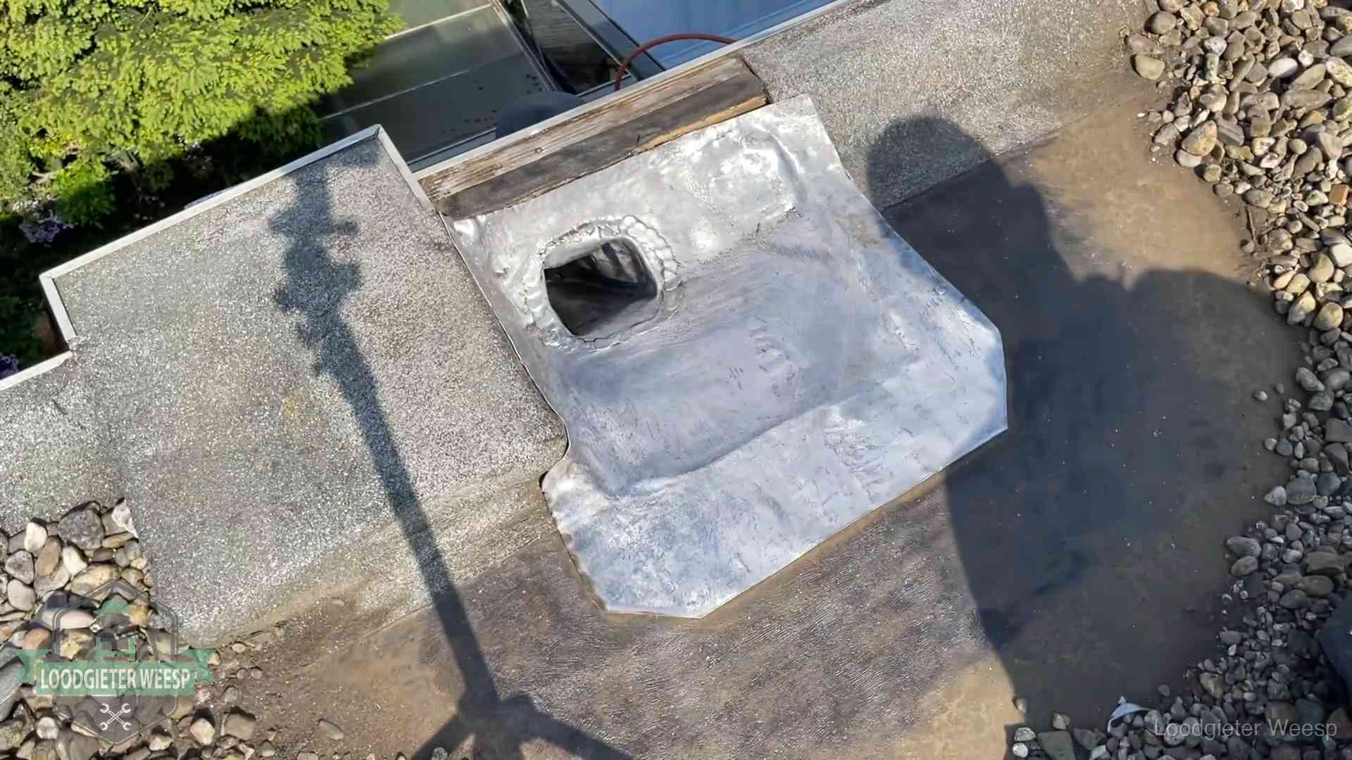 Vers afgedichte dakdoorvoer met lood en zink op een plat dak in Weesp