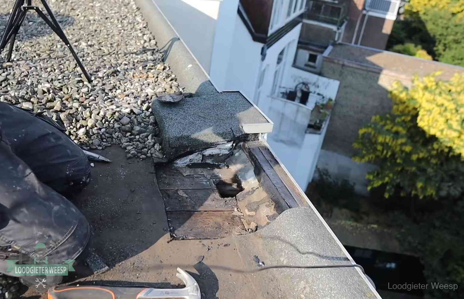 Opengelegde dakrand met verrot dakbeschot door een langdurige daklekkage in Weesp