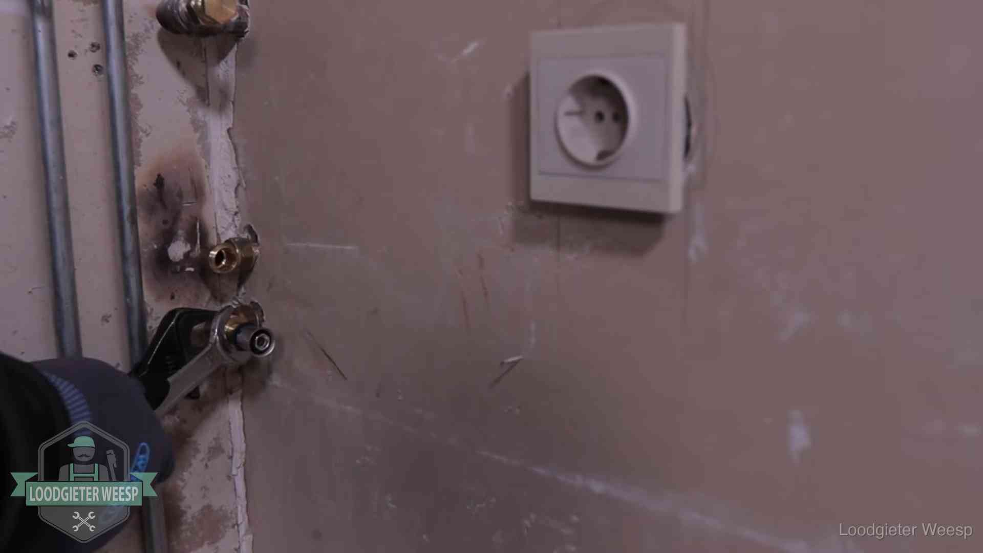 Erkend vakmanschap in Weesp Monteur draait een perskoppeling vast op een leidingaansluiting in Weesp