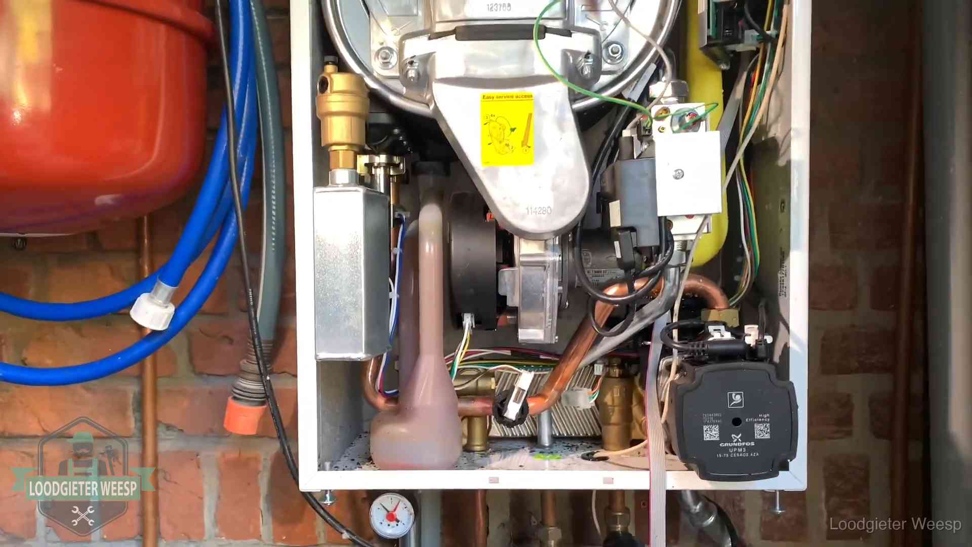 Expansievat en waterdruk in Weesp Geopende cv-ketel met rood expansievat in een woning in Weesp