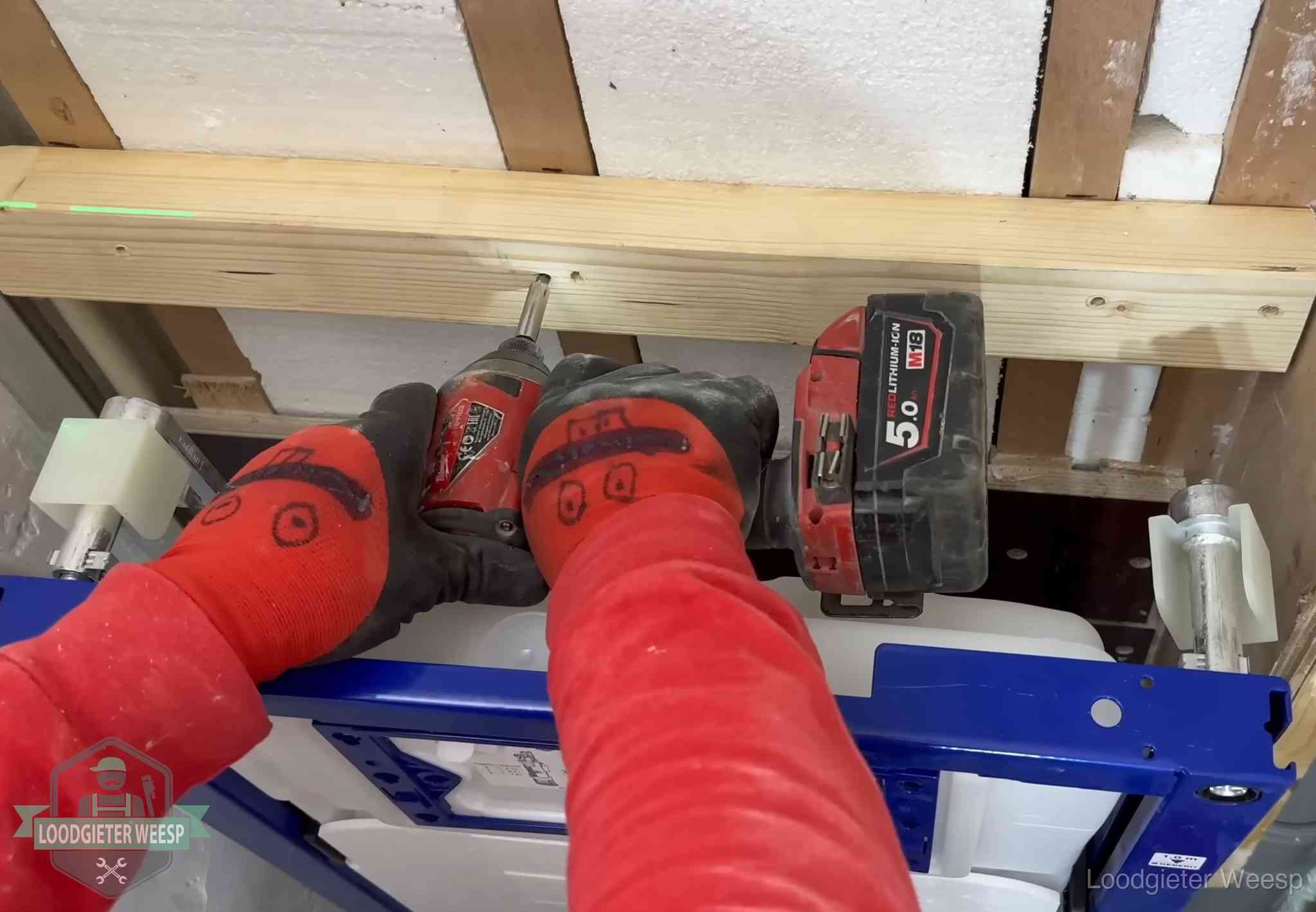 Fout in de wc-installatie opsporen in Weesp Monteur bevestigt een inbouwreservoir voor een hangend toilet in Weesp
