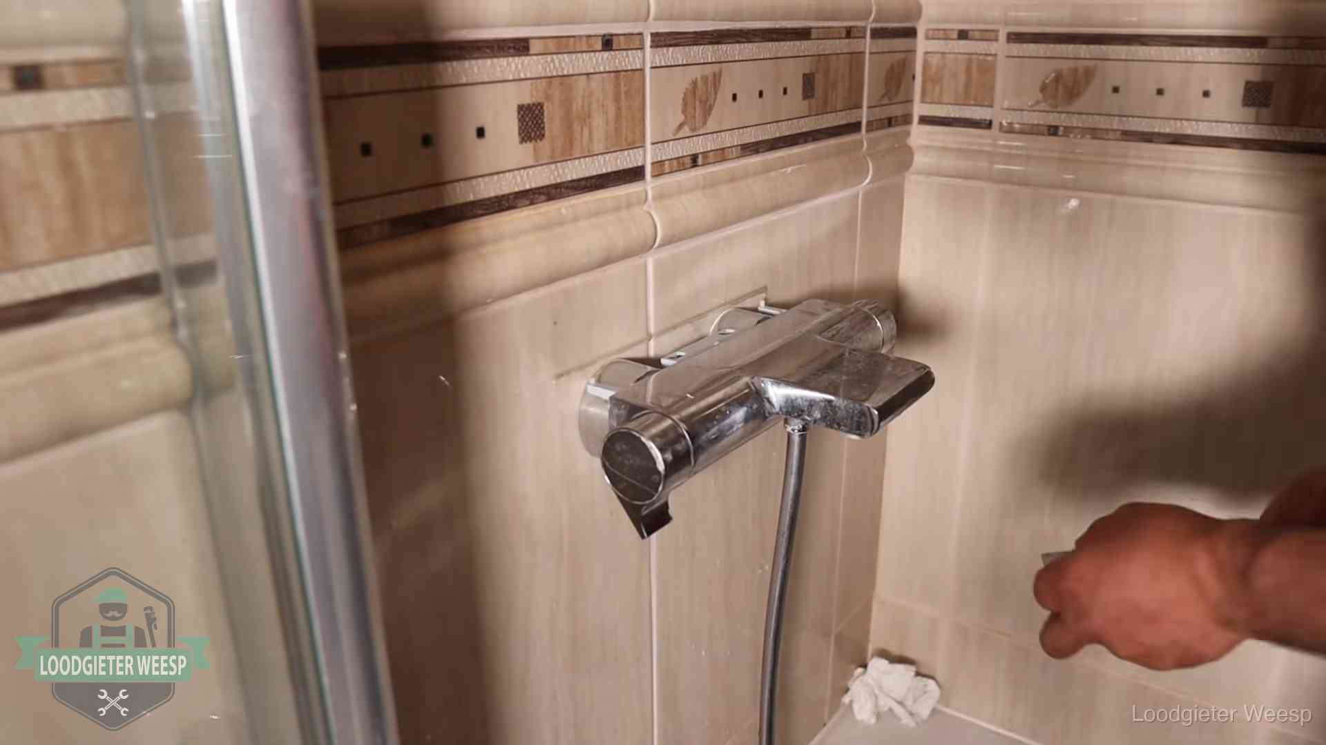 Kalkaanslag en je cv-ketel in Weesp Verkalkte douche-mengkraan in Weesp, hetzelfde kalk dat zich in de warmtewisselaar afzet