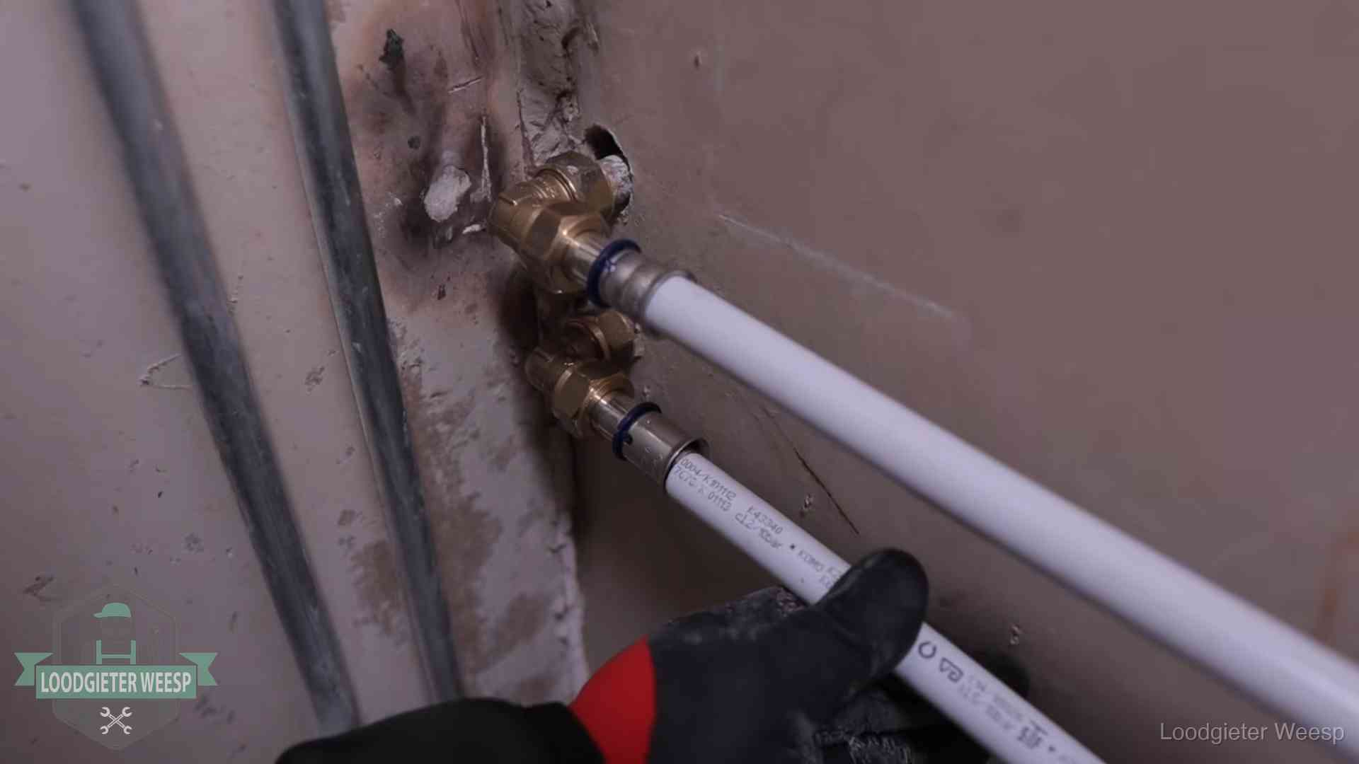 Kwaliteitsnormen voor loodgieterswerk in Weesp Meerlagenbuizen met keurmerk en rvs persfittingen op muuraansluitingen in Weesp