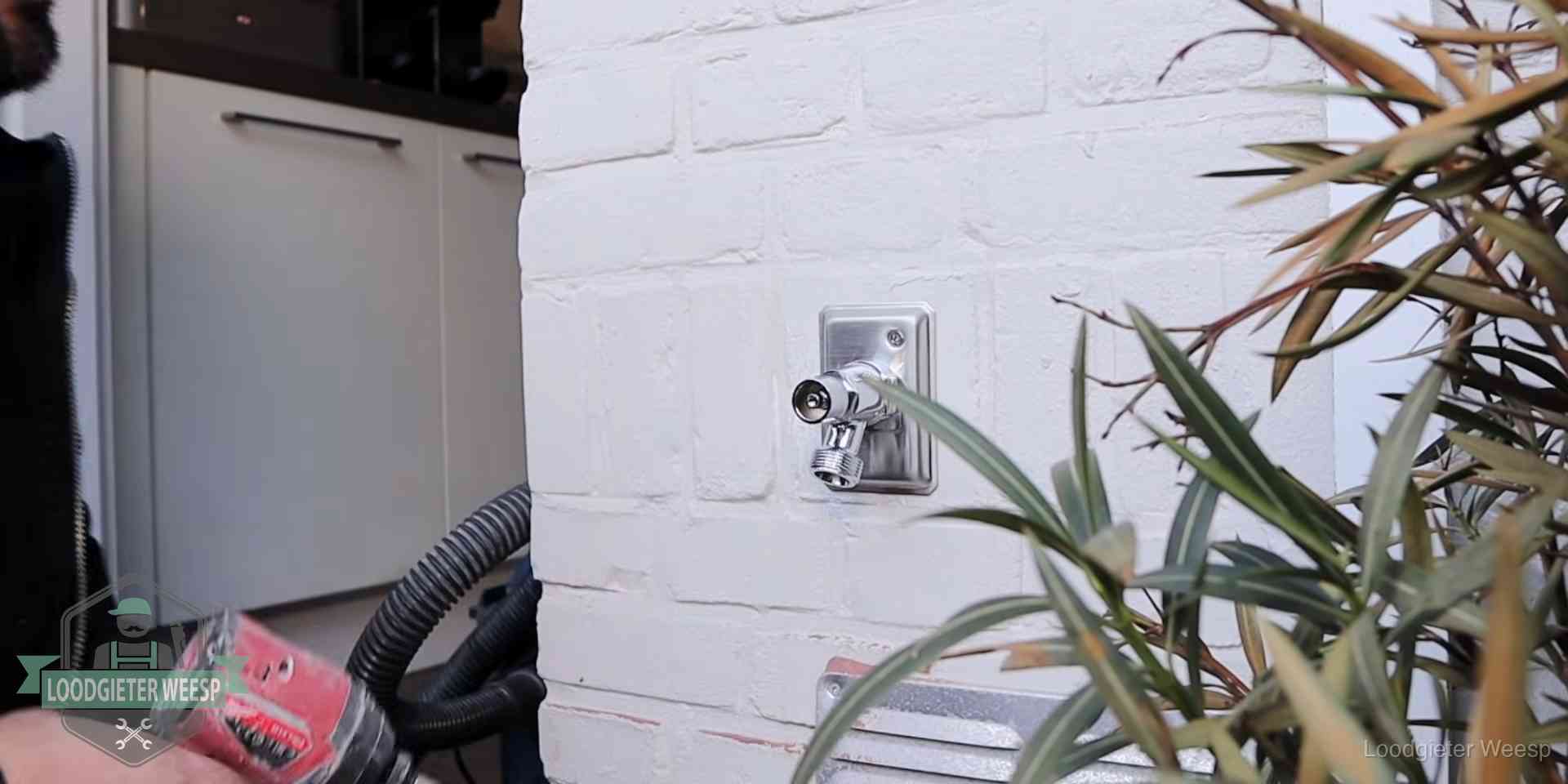 Chromen kraan op een muurplaat bij een woning in Weesp, dichtdraaien is stap een van de lektest
