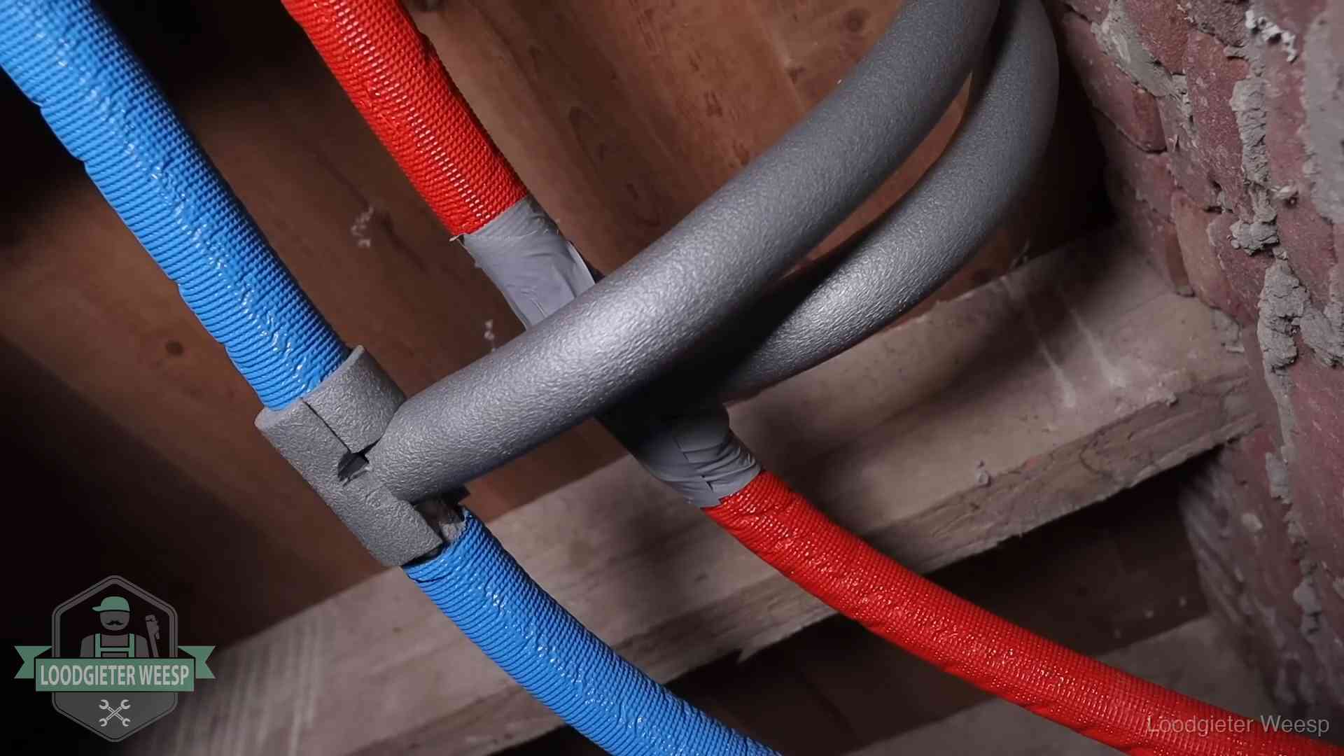 Bevroren leidingen voorkomen in Weesp Geïsoleerde waterleidingen langs houten balken tegen bevriezing in Weesp