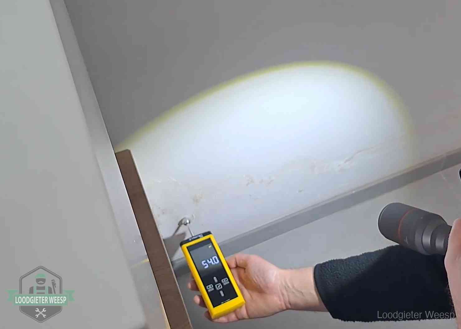 Lekdetectie-technieken in Weesp Vochtmeter tegen een natte wand met lekkagesporen in Weesp