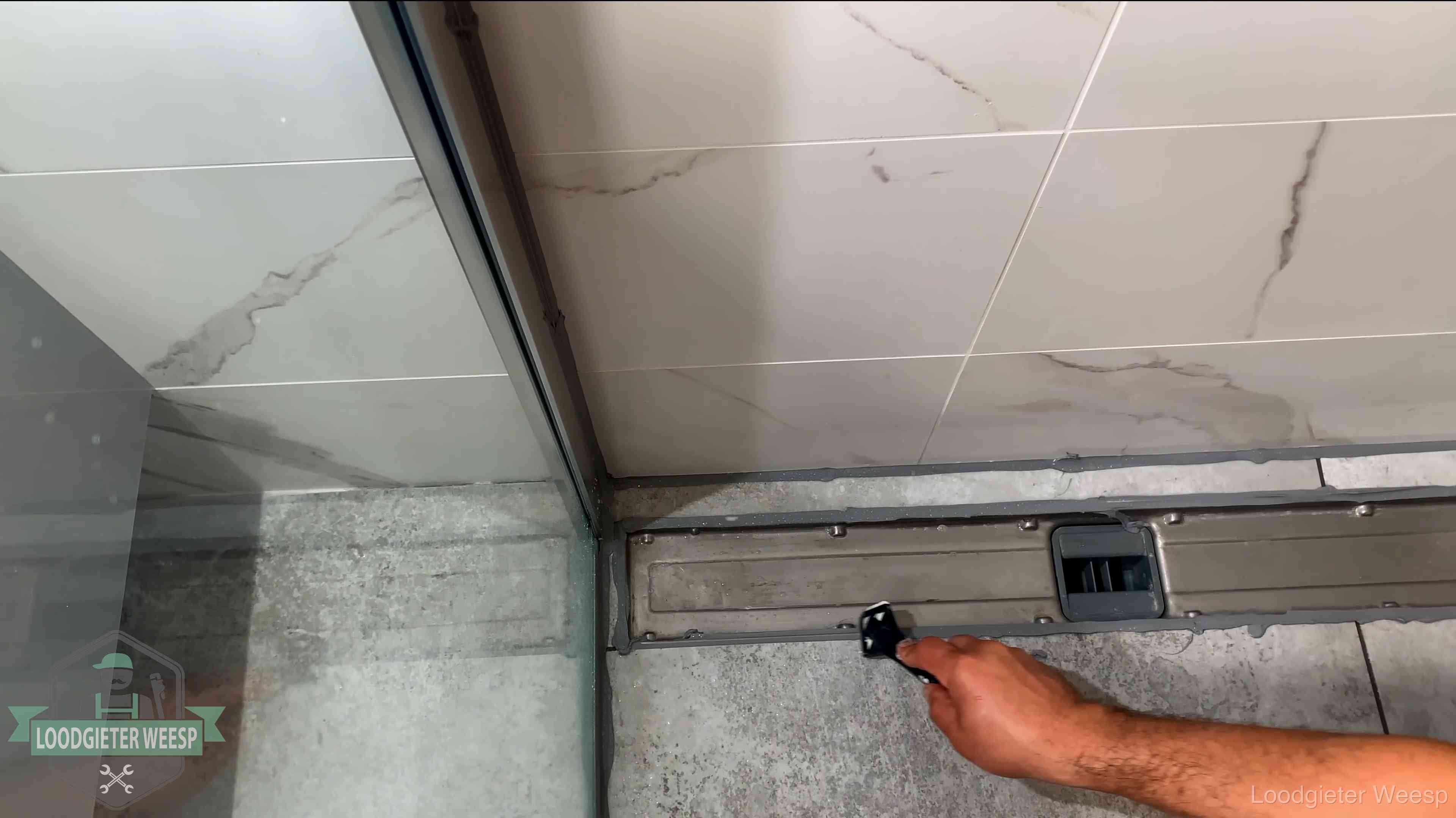 Lekkage in de badkamer verhelpen in Weesp Verse kitrand langs de douchegoot in een betegelde badkamer in Weesp