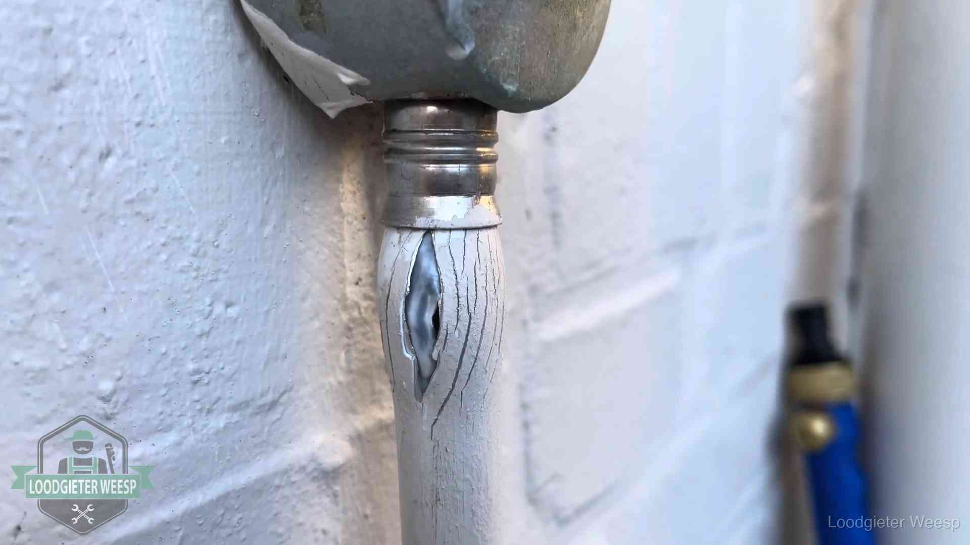 Wanneer lekdetectie in Weesp Oude waterleiding in Weesp waar de verf openscheurt, een stille aanwijzing voor een beginnend lek
