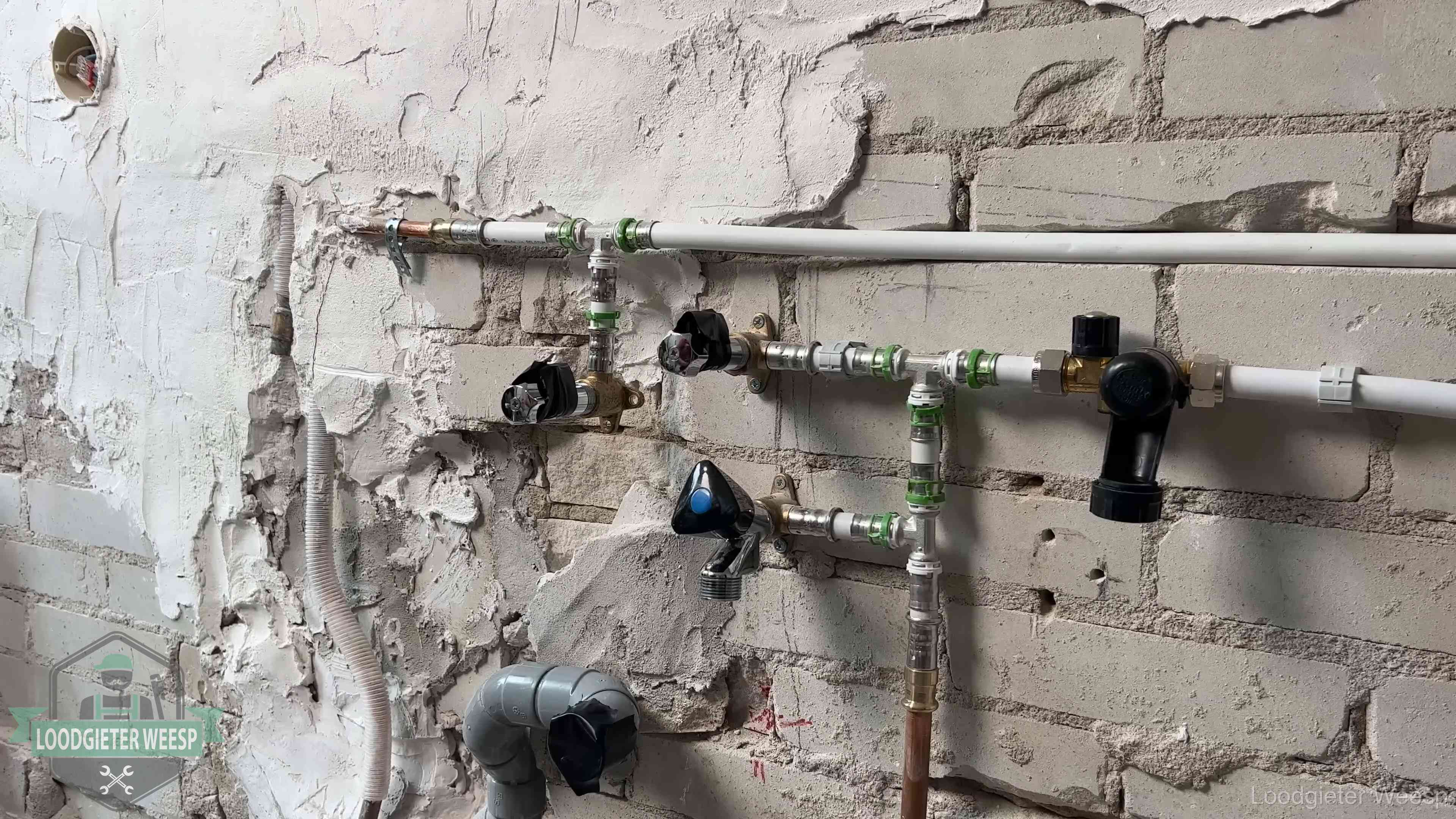 Diensten van ons loodgietersbedrijf in Weesp Nieuw aangelegd leidingwerk met persfittingen tijdens een verbouwing in Weesp