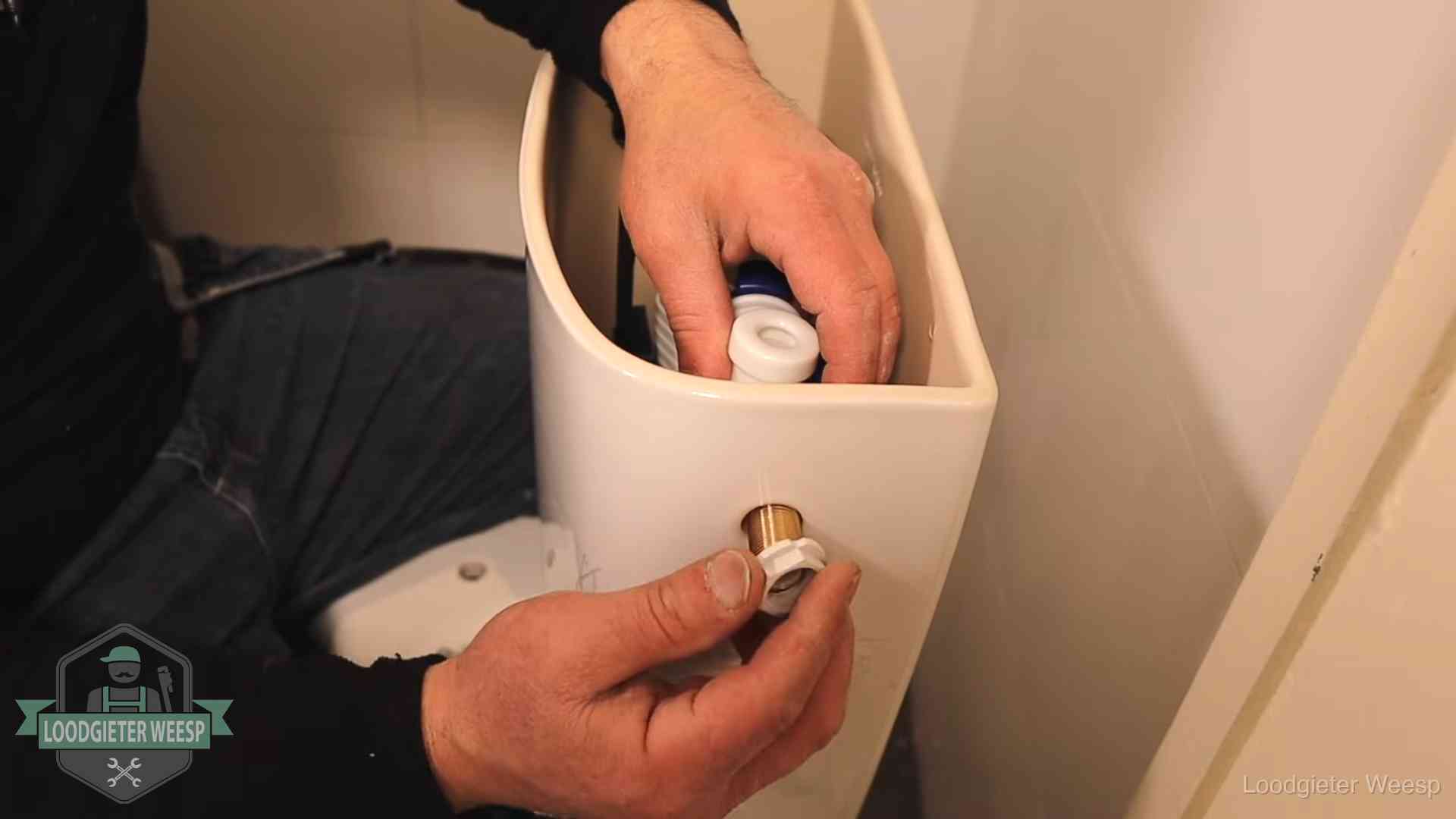 Loodgieter voor je verstopte wc in Weesp Loodgieter monteert de vlotterkraan van een stortbak bij een toilet in Weesp