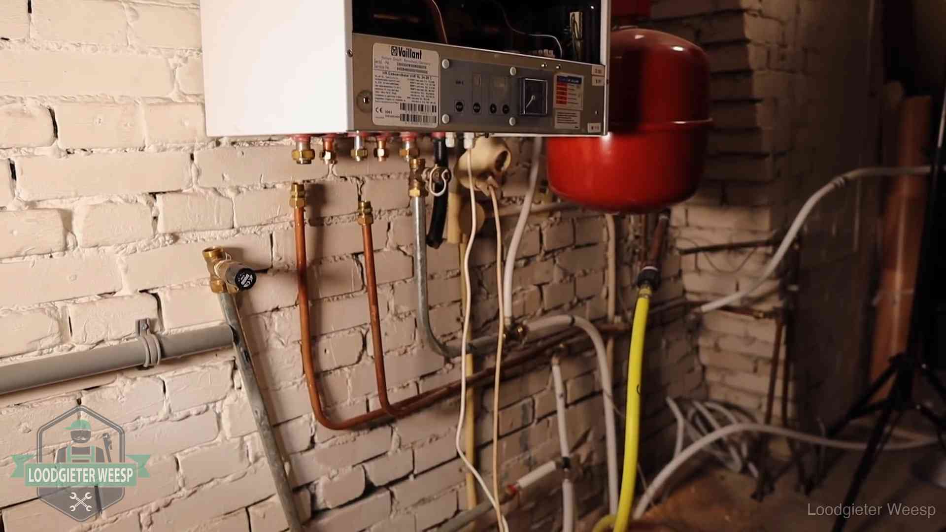 Onderhoud aan een oudere cv-ketel in Weesp Verouderde cv-ketel met een wirwar van oude leidingen in een woning in Weesp