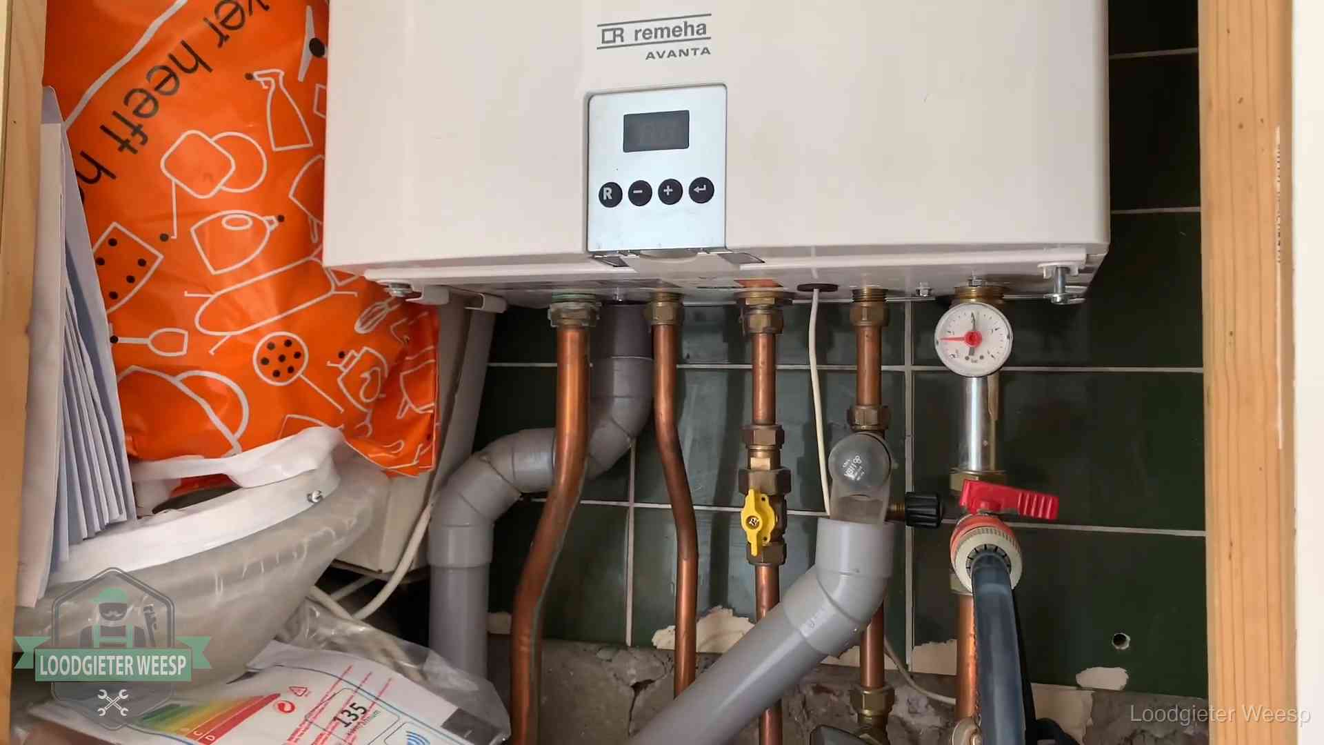 Remeha cv-ketel onderhoud in Weesp Oudere Remeha cv-ketel in een ketelkast in een woning in Weesp