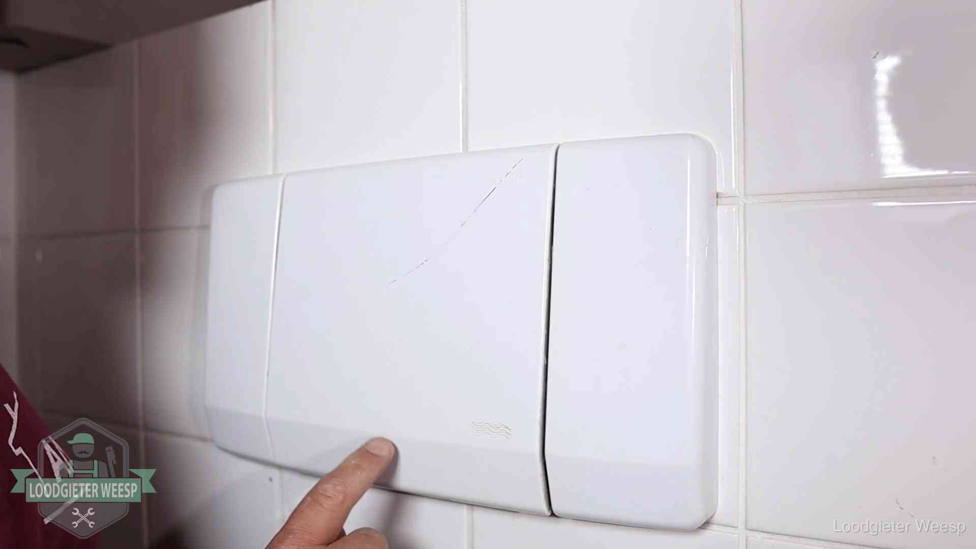 Oorzaken van een verstopte wc in Weesp Bedieningspaneel van een inbouwreservoir van een hangend toilet in Weesp