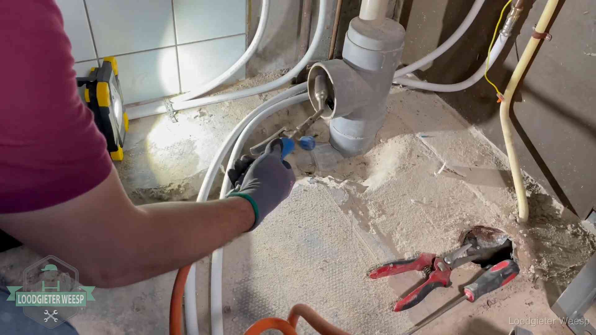 Standleiding en gedeelde leidingen in Weesp Loodgieter werkt aan leidingen bij een pvc-standleiding in een appartement in Weesp