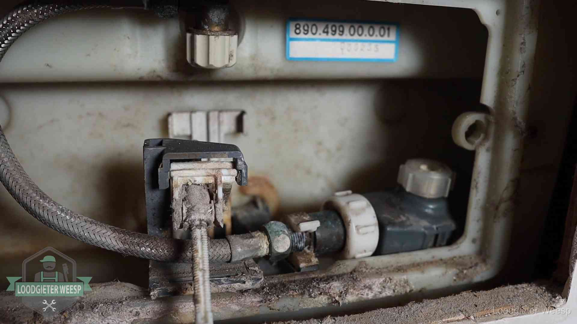Stortbak en spoelmechanisme in Weesp Verkalkt binnenwerk van een stortbak met vlotterkraan in Weesp