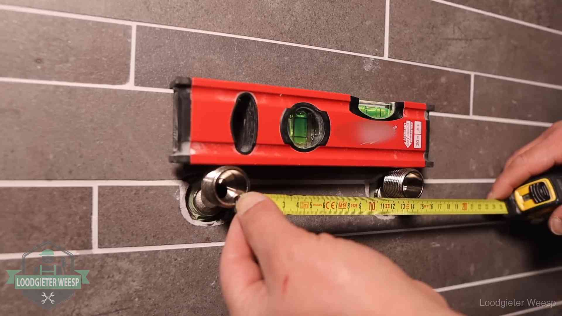 Kwaliteit en je vangnet als klant in Weesp Waterpas en duimstok bij kraan-aansluitpunten in een badkamer in Weesp