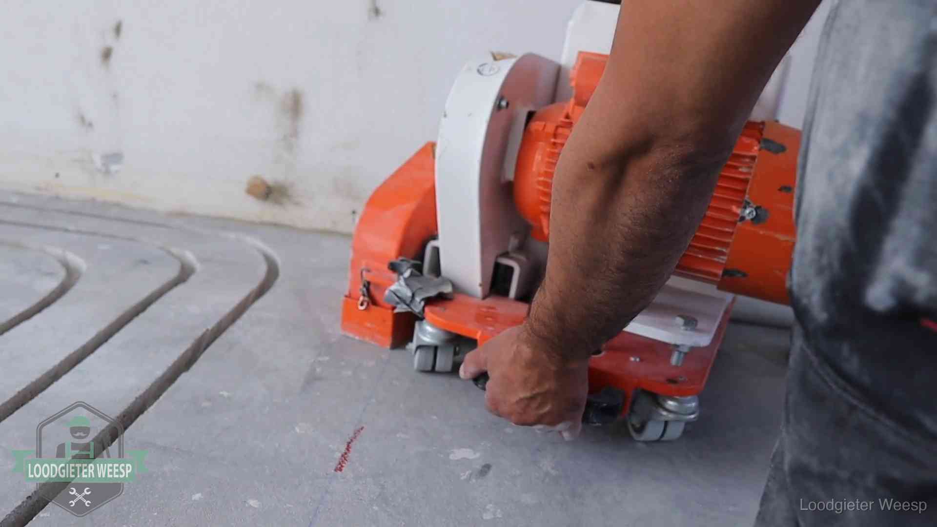 Lekkage in de vloerverwarming opsporen in Weesp Sleuvenpatroon voor vloerverwarming in de dekvloer van een woning in Weesp