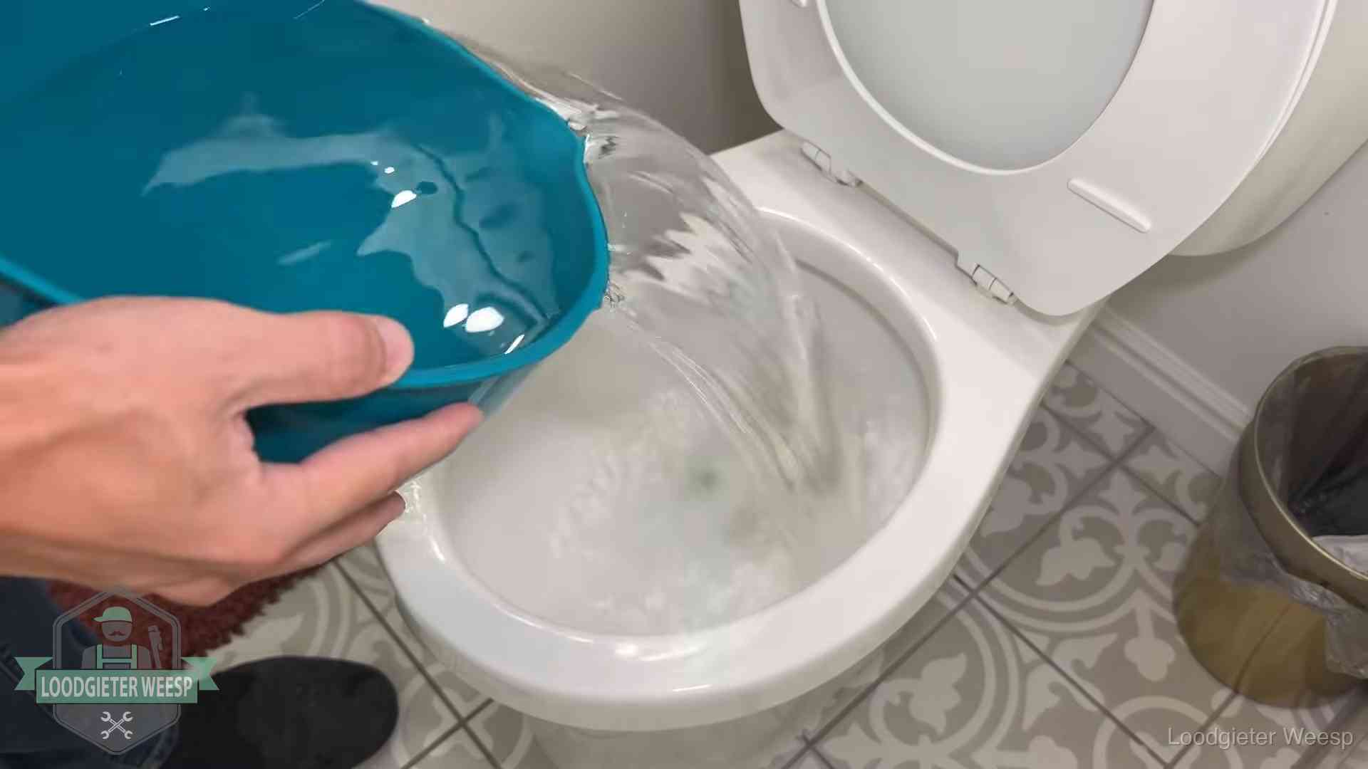 De warm-water-methode in Weesp Warm water wordt voorzichtig in de wc-pot gegoten in Weesp