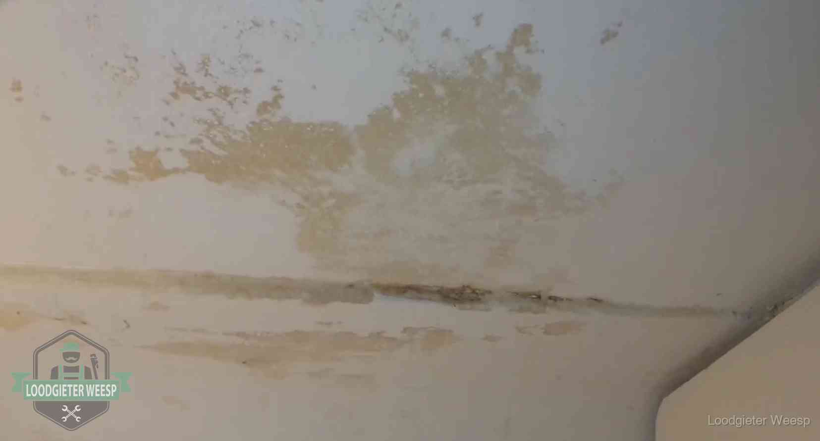 Watervlekken op een plafond in Weesp, schade die je bij de verzekering meldt