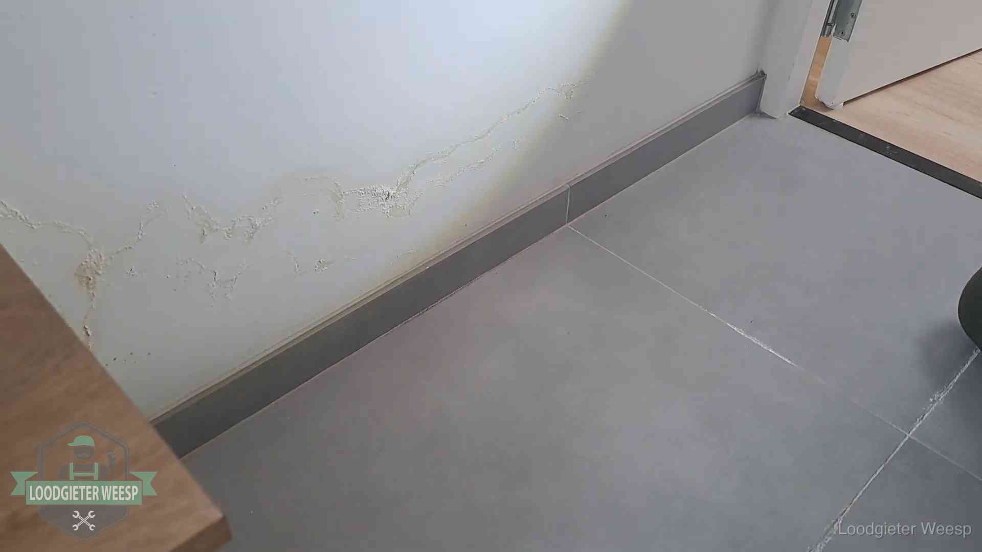 Waterschade met kalkuitbloeiing op een binnenwand in Weesp, vastgelegd voor de verzekering