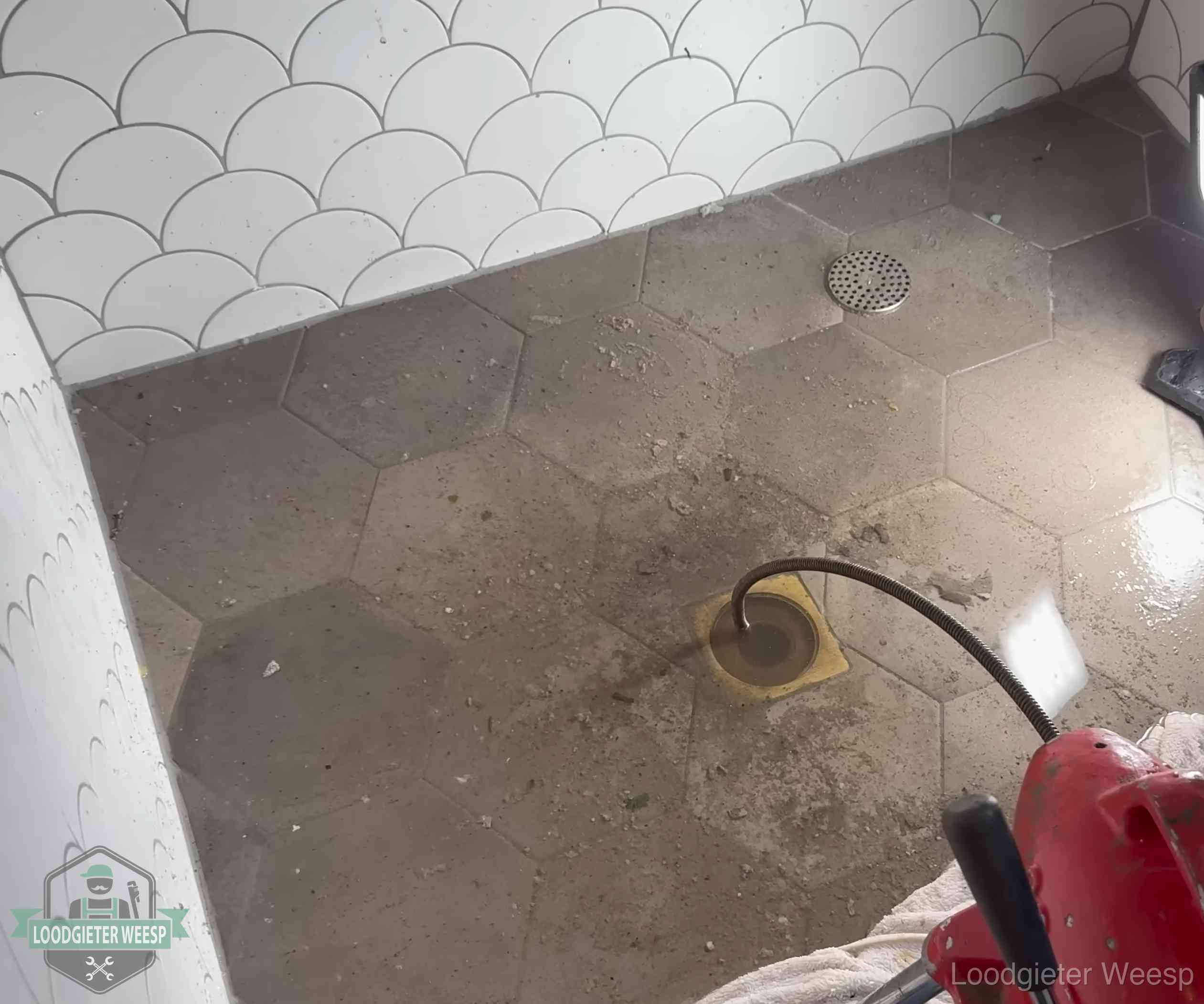 Stank uit wc of vloerput in Weesp Vloerput met waterslot in een badkamer in Weesp, een bron van stank als het waterslot droogstaat