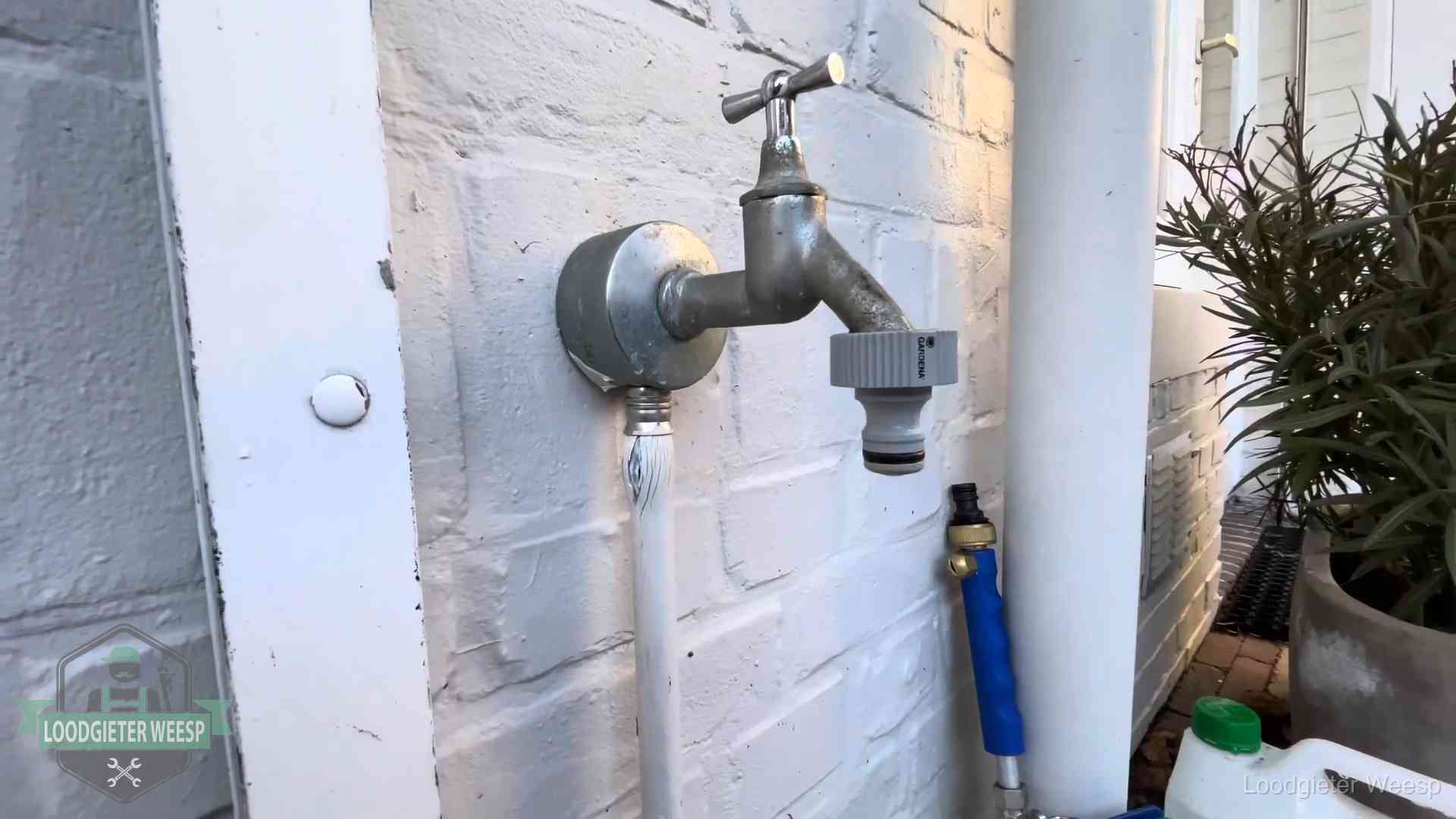 Hoge waterrekening in Weesp Buitenkraan met slangaansluiting bij een woning in Weesp, sluipverbruik zie je terug op de waterrekening