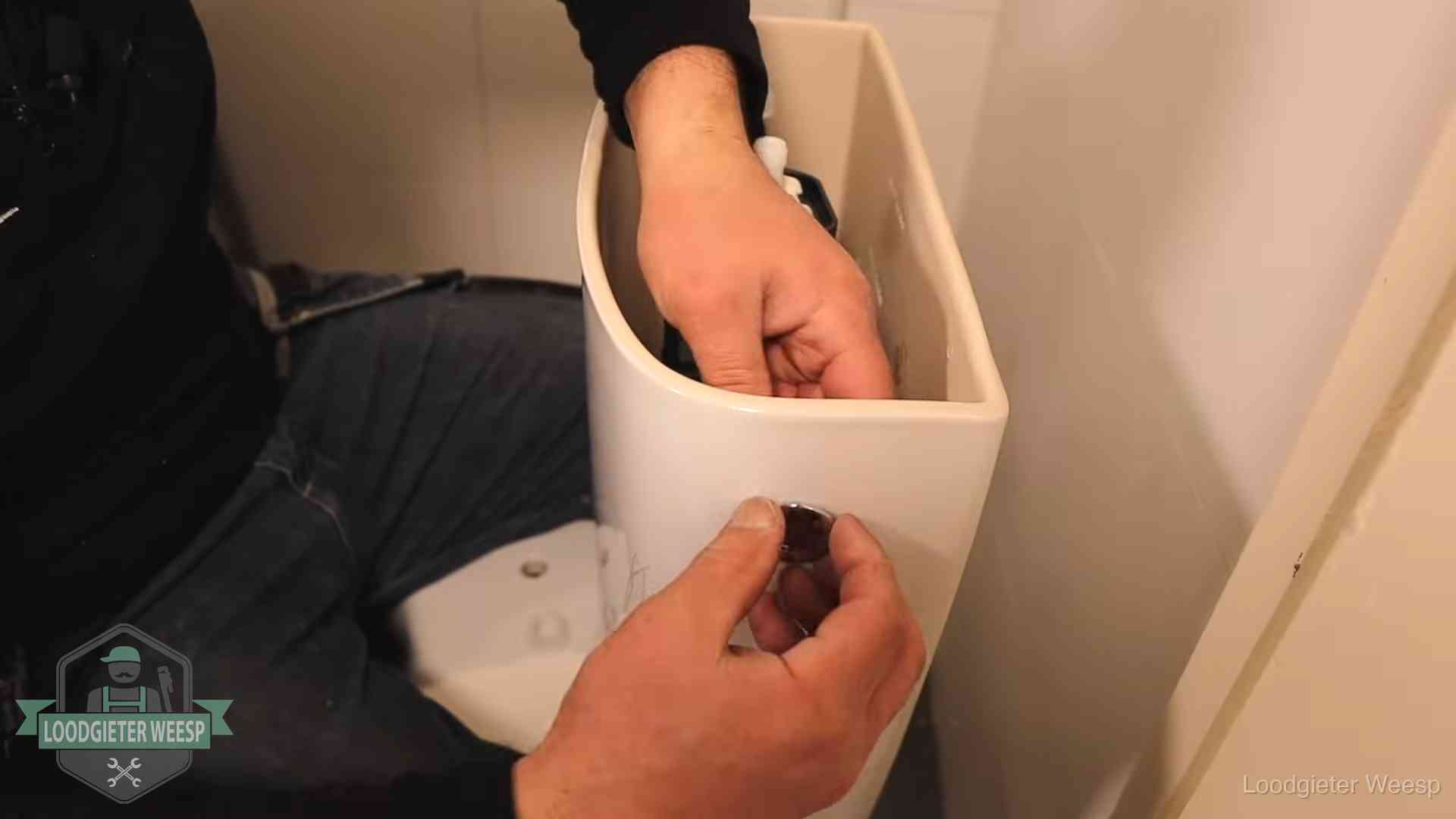 Je wc verstoppingsvrij houden in Weesp Drukknop van een duoblok-stortbak wordt gemonteerd bij een toilet in Weesp