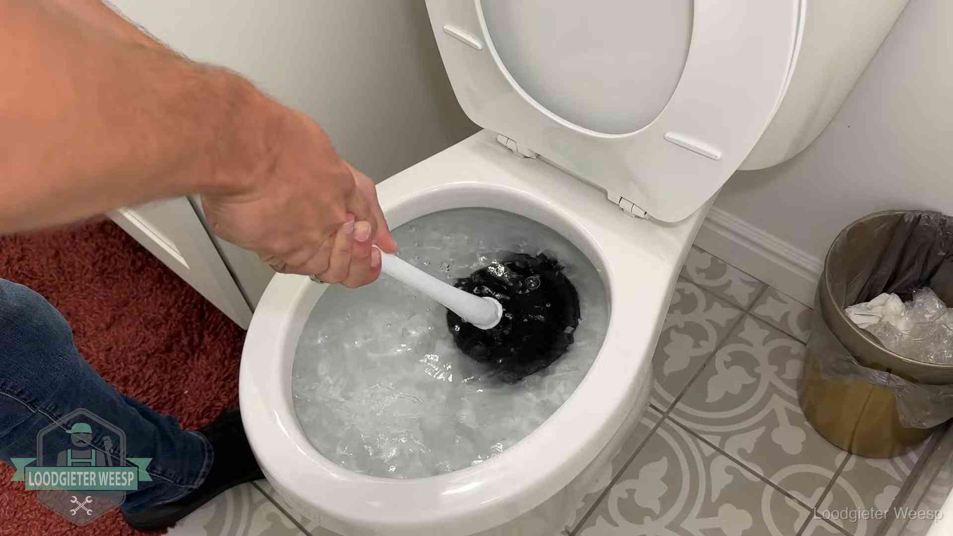 Zelf je wc ontstoppen in Weesp Zelf de wc ontstoppen met een plopper in Weesp, het water kolkt in de pot