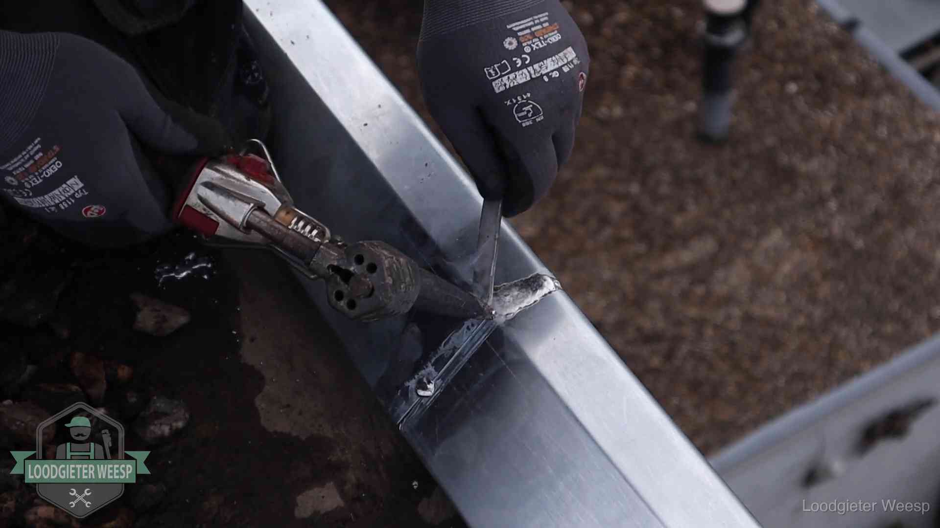 Zinken naad solderen op een dak in Weesp, vakwerk waar het bij zelf repareren vaak misgaat