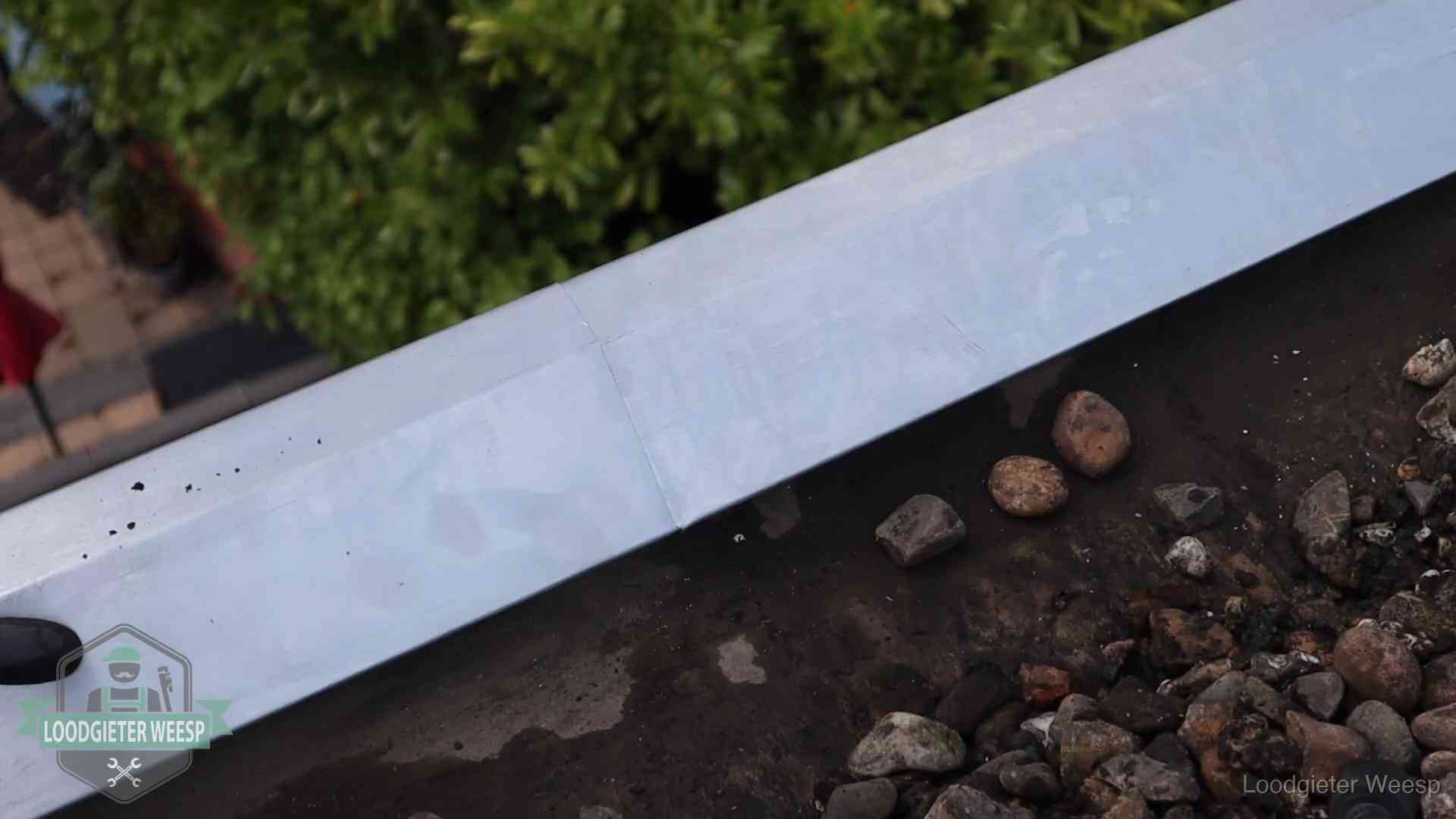 Strak gesoldeerd naaddetail in een zinken daktrim op een dak in Weesp
